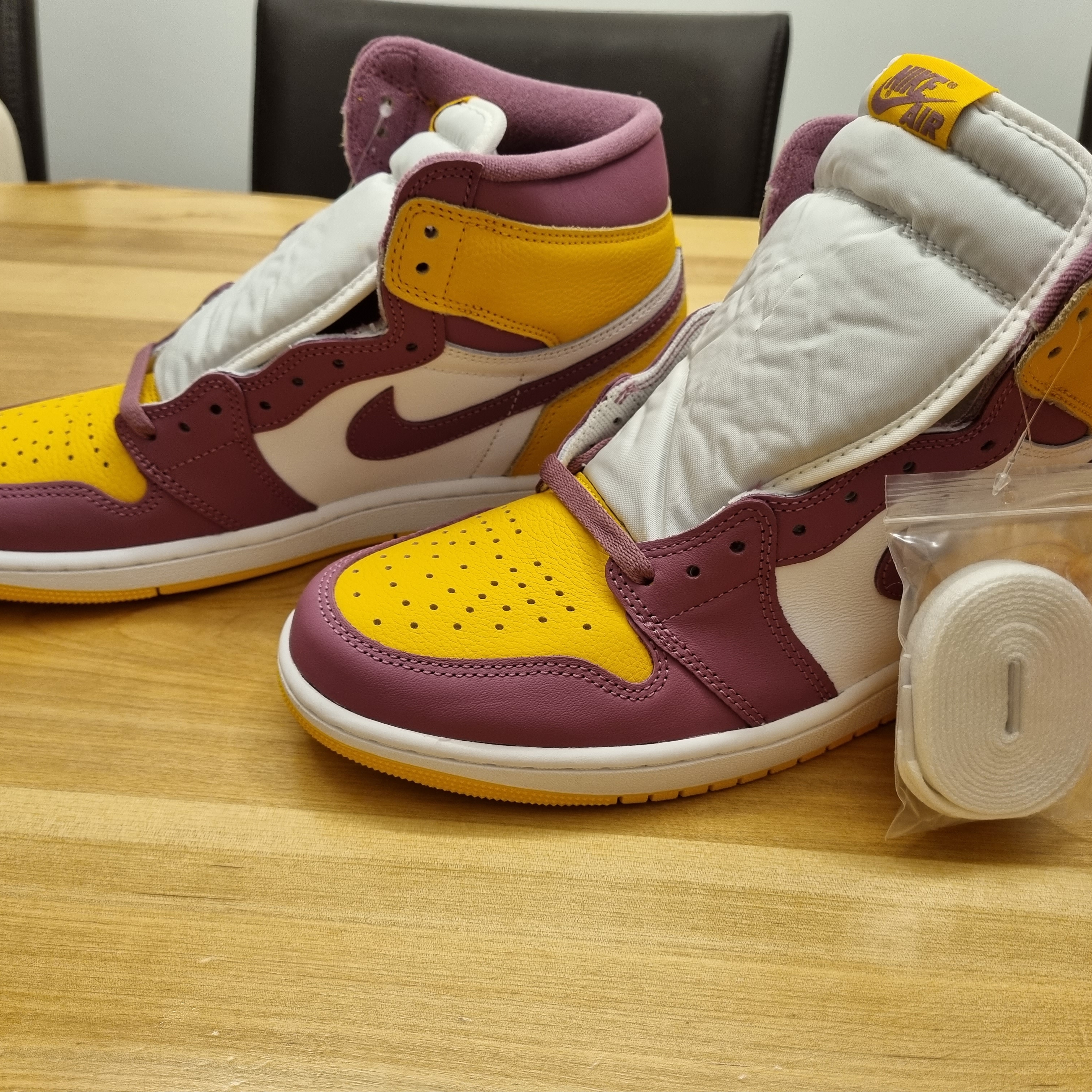 Jordan 1 Retro High OG University Gold Light Bordeaux 착용 스타일 - 2
