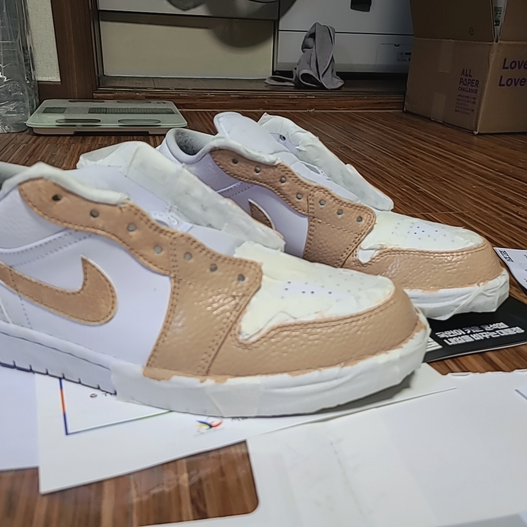 Jordan 1 Low Triple White Tumbled Leather 2020 착용 스타일 - 1