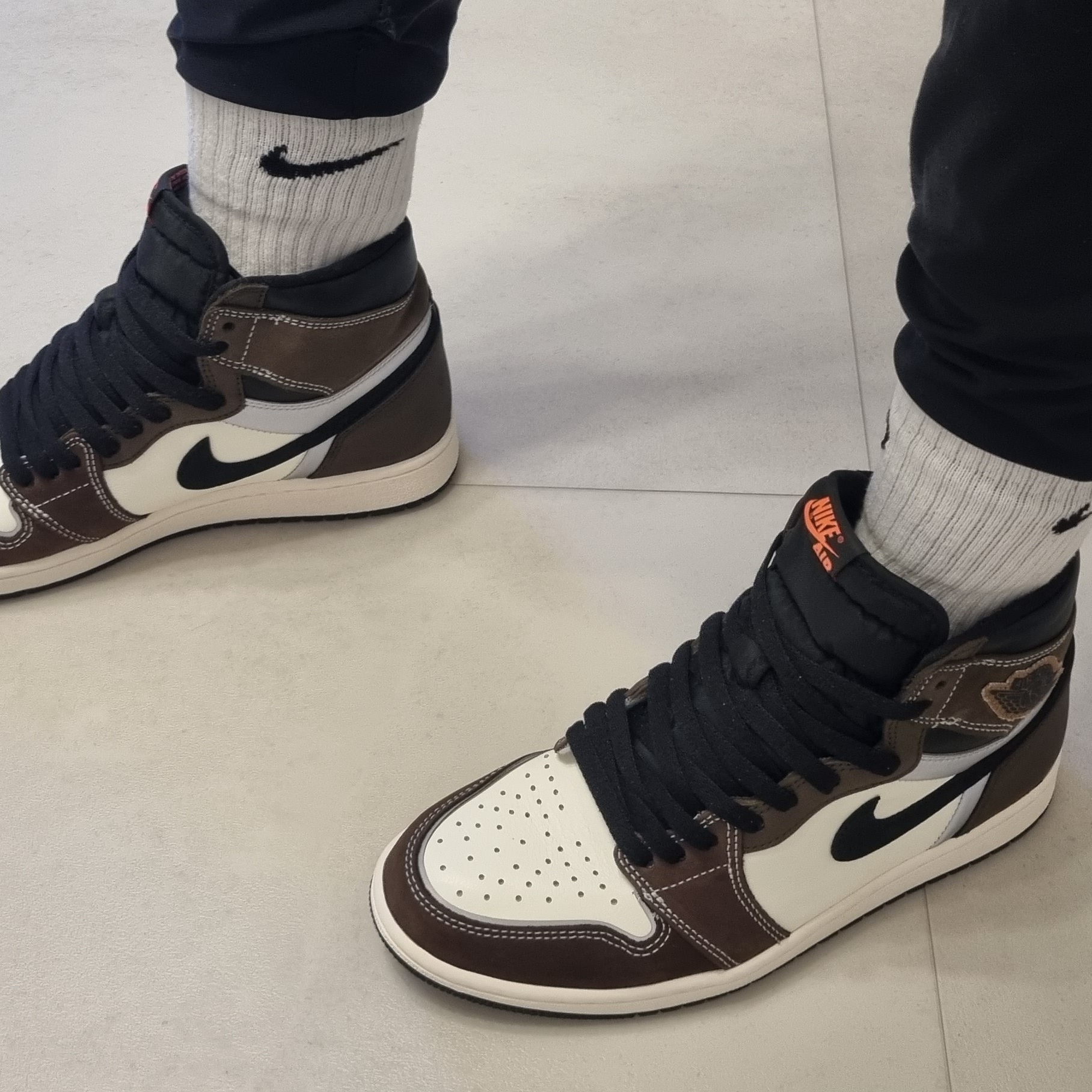 Jordan 1 Retro High OG Craft, Jordan 1 x Travis Scott Retro High OG SP Mocha 착용 스타일 - 2