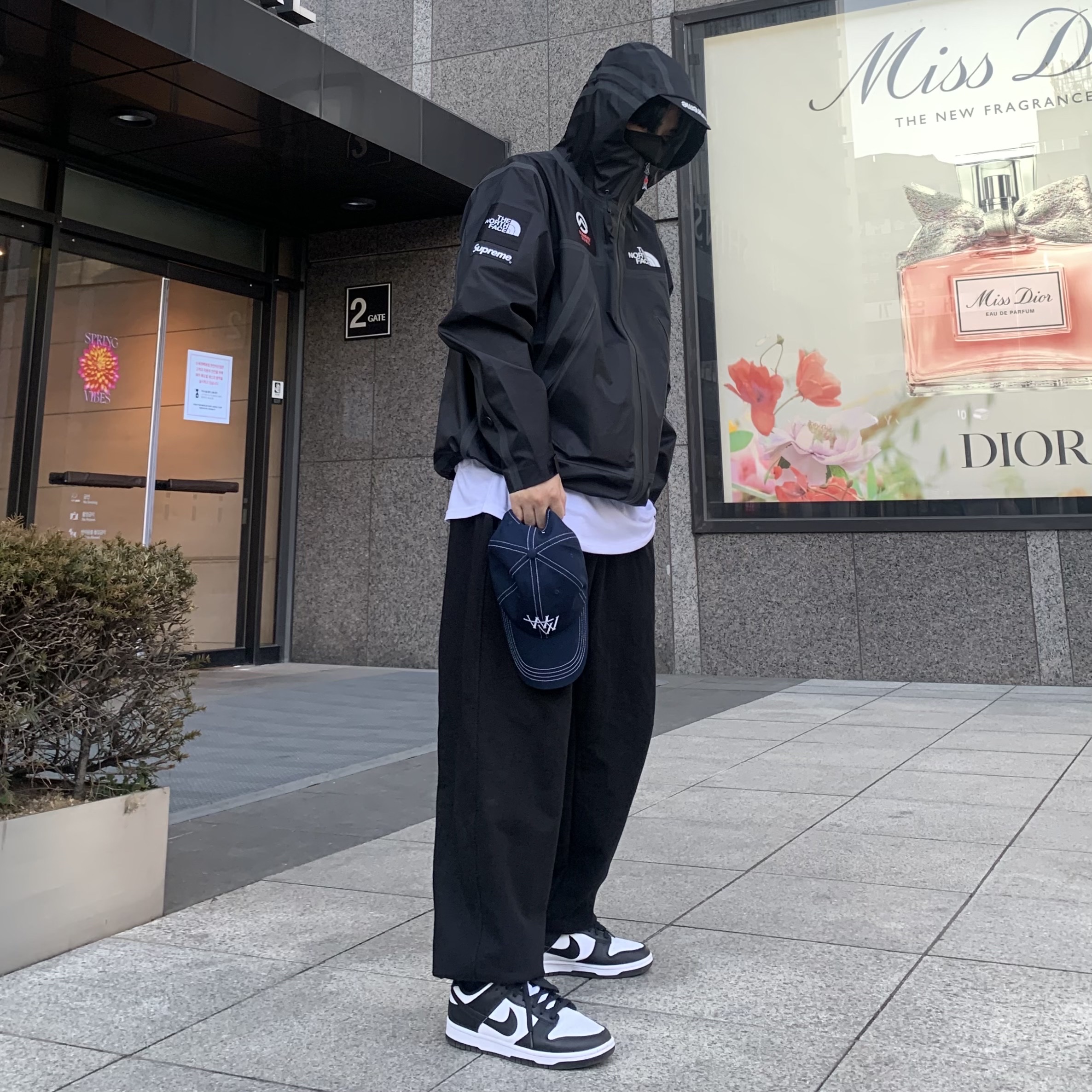 Nike Dunk Low Retro Black, Supreme x The North Face Summit Series Outer Tape Seam Jacket Black - 21SS 착용 스타일 - 2