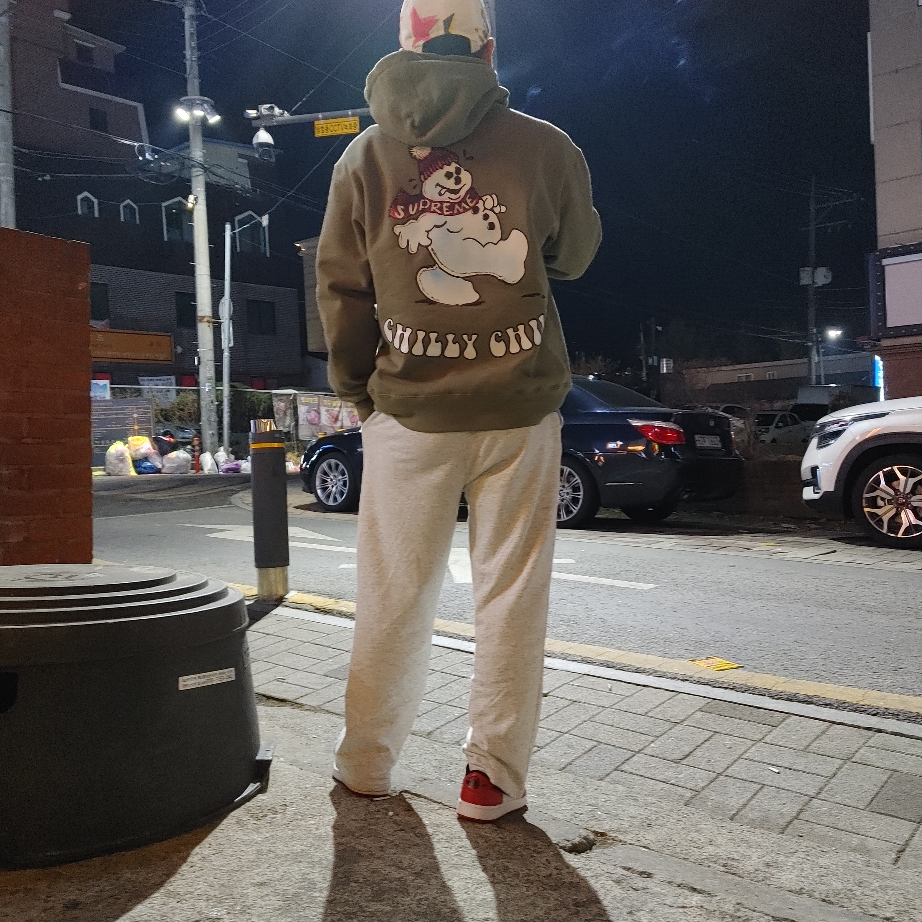 Supreme Snowman Hooded Sweatshirt Light Olive - 21FW, Stussy Painter Dyed T-Shirt Blue 착용 스타일 - 3