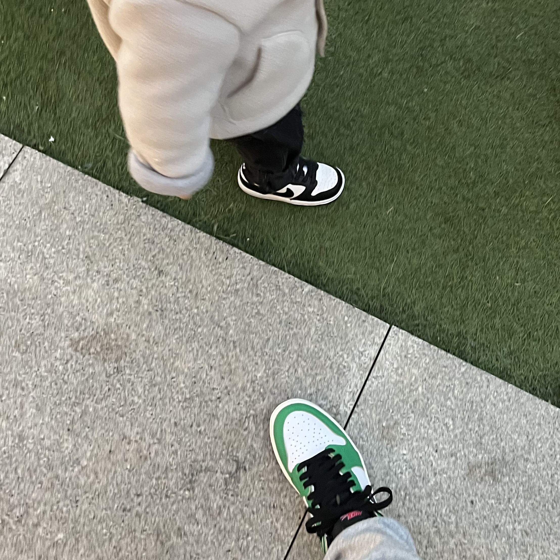 (TD) Nike Dunk Low Black, (W) Jordan 1 Retro High OG Lucky Green 착용 스타일