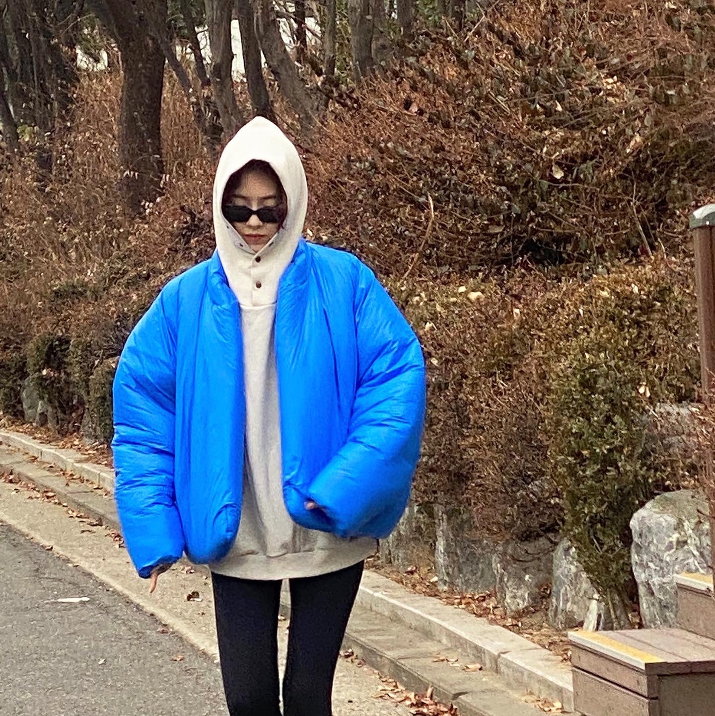 Yeezy Gap Round Jacket Blue 착용 스타일