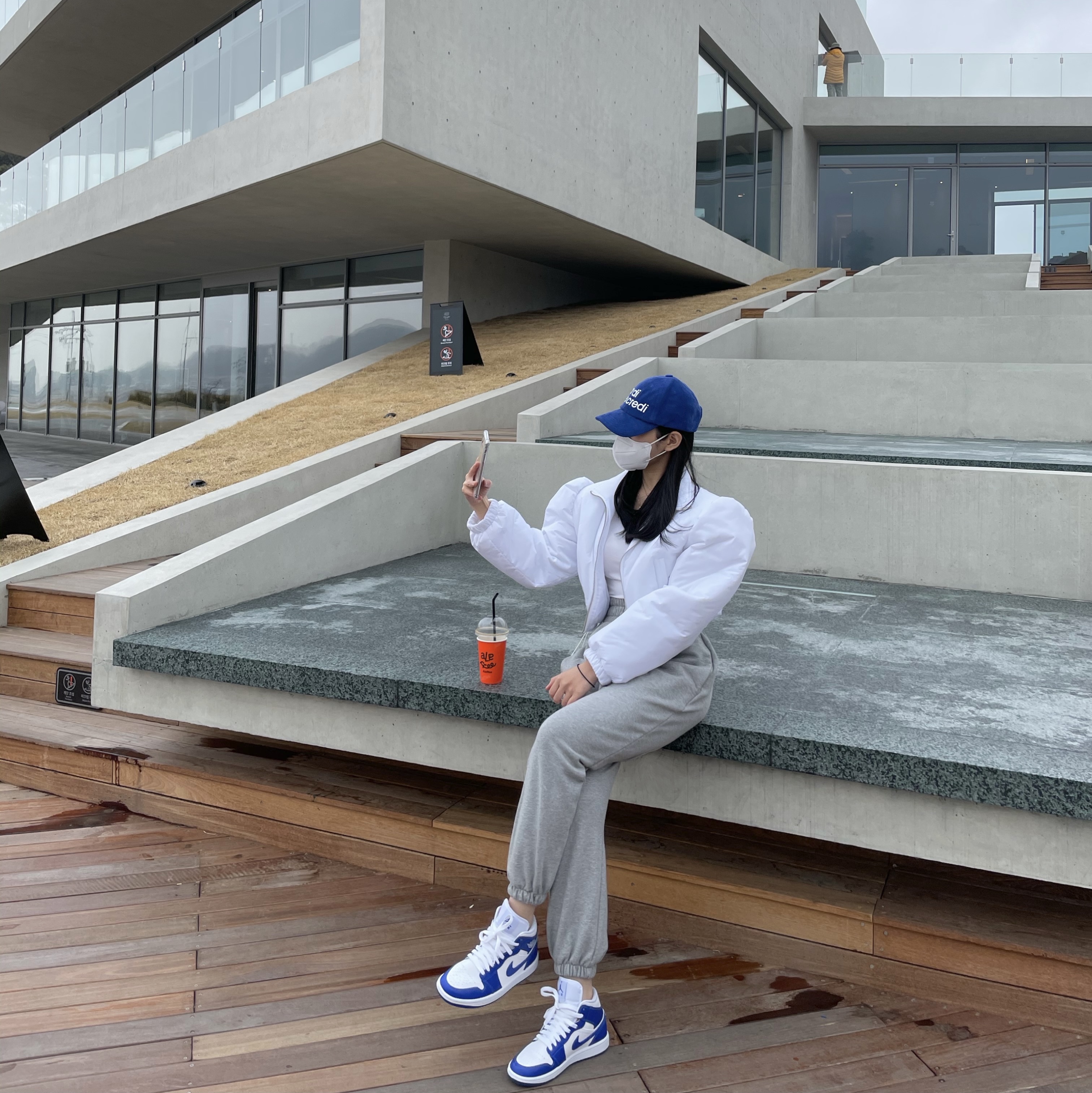 (W) Jordan 1 Mid White Hyper Royal 착용 스타일 - 2