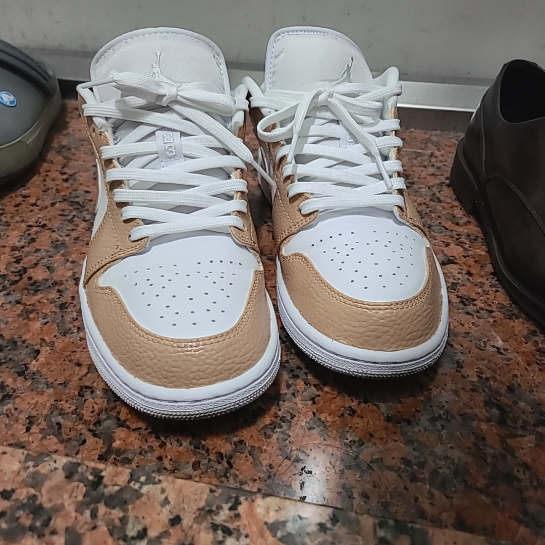 Jordan 1 Low Triple White Tumbled Leather 2020 착용 스타일 - 2
