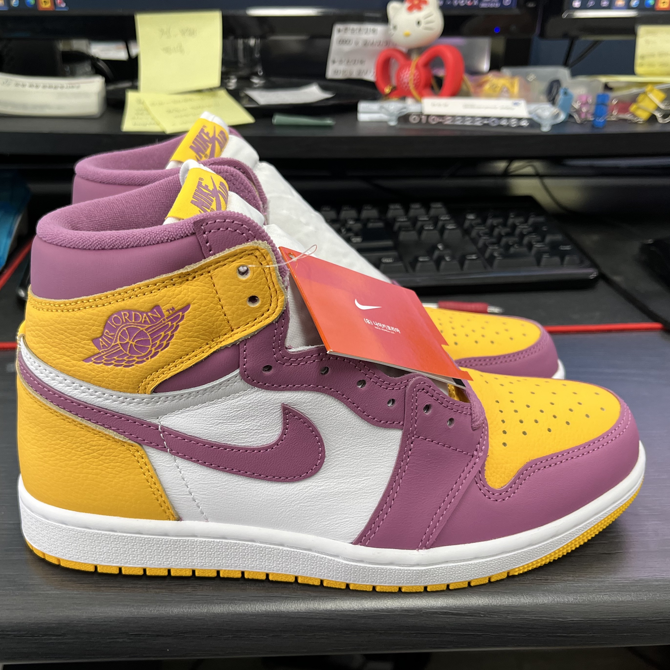 Jordan 1 Retro High OG University Gold Light Bordeaux 착용 스타일