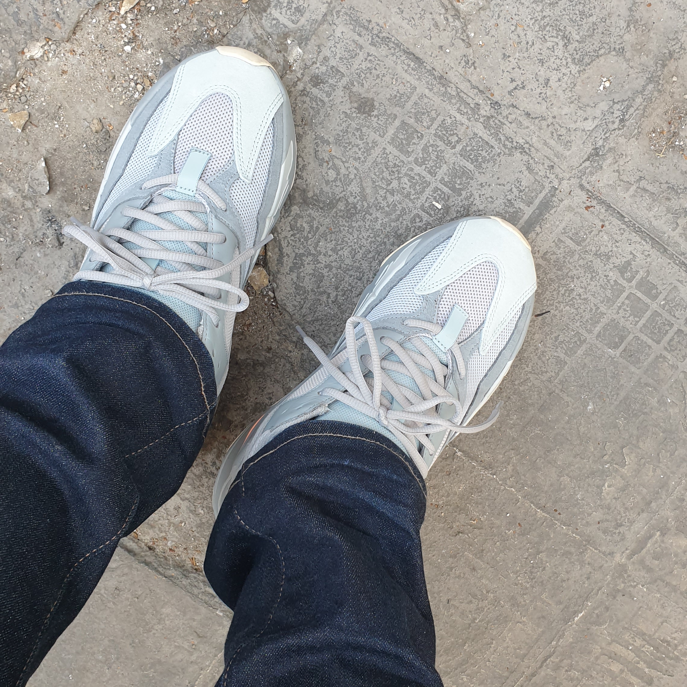 Adidas Yeezy Boost 700 Inertia 착용 스타일 - 1