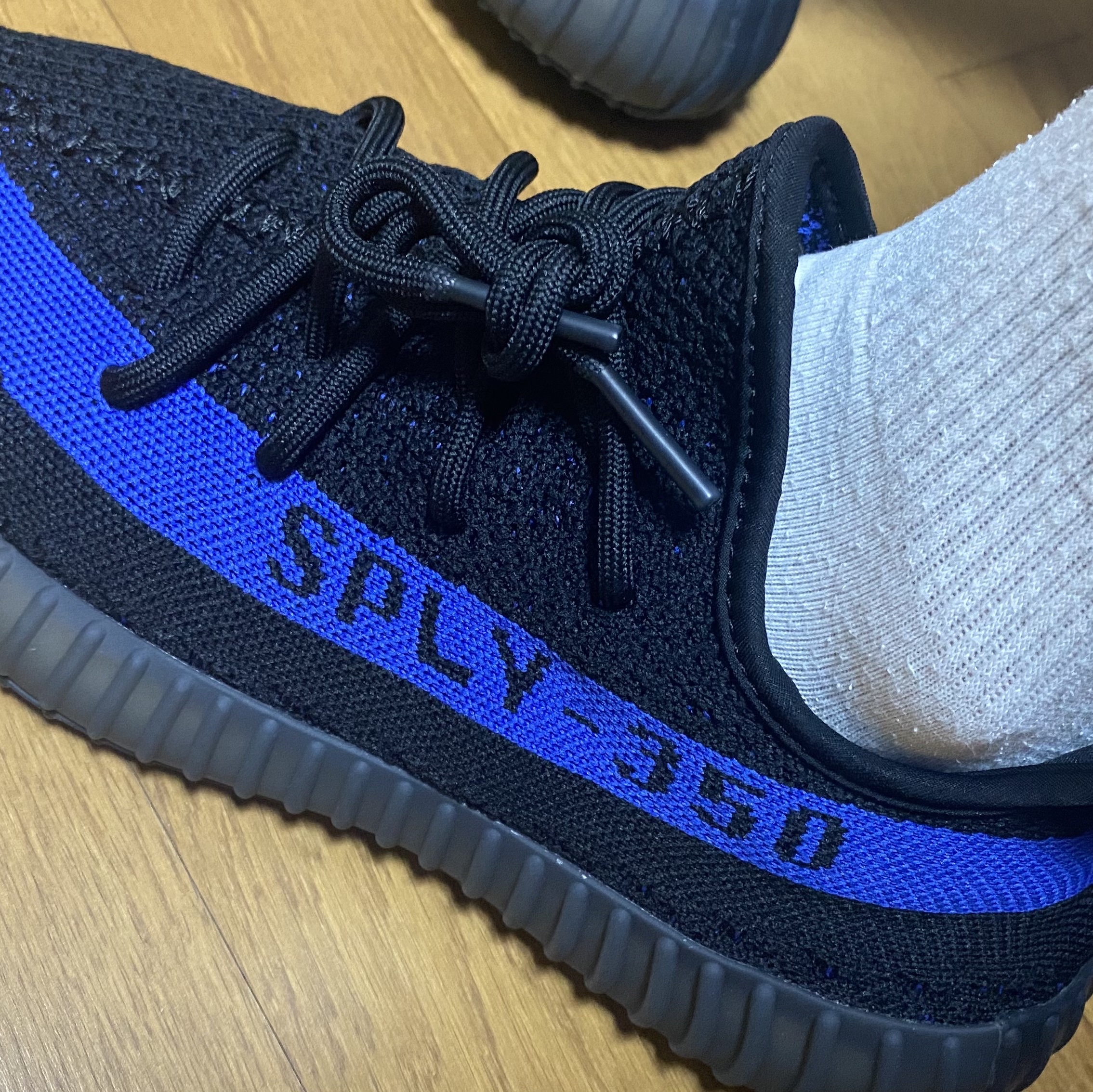 Adidas Yeezy Boost 350 V2 Dazzling Blue 착용 스타일 - 1