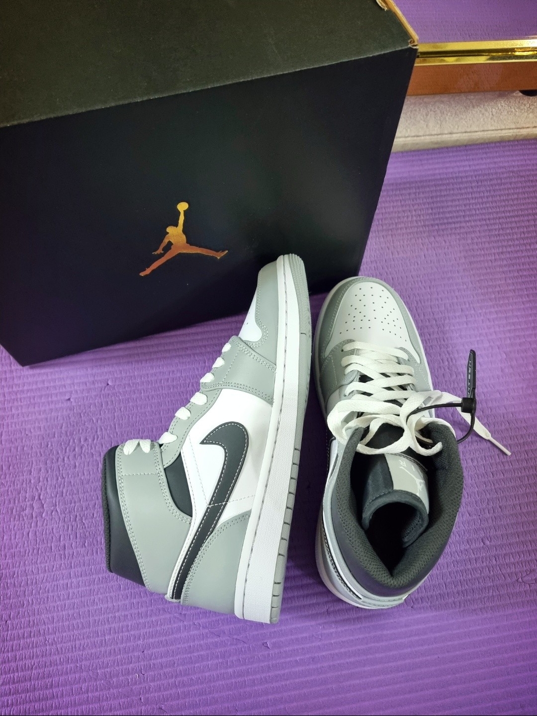 Jordan 1 Mid Light Smoke Grey Anthracite 착용 스타일 - 2