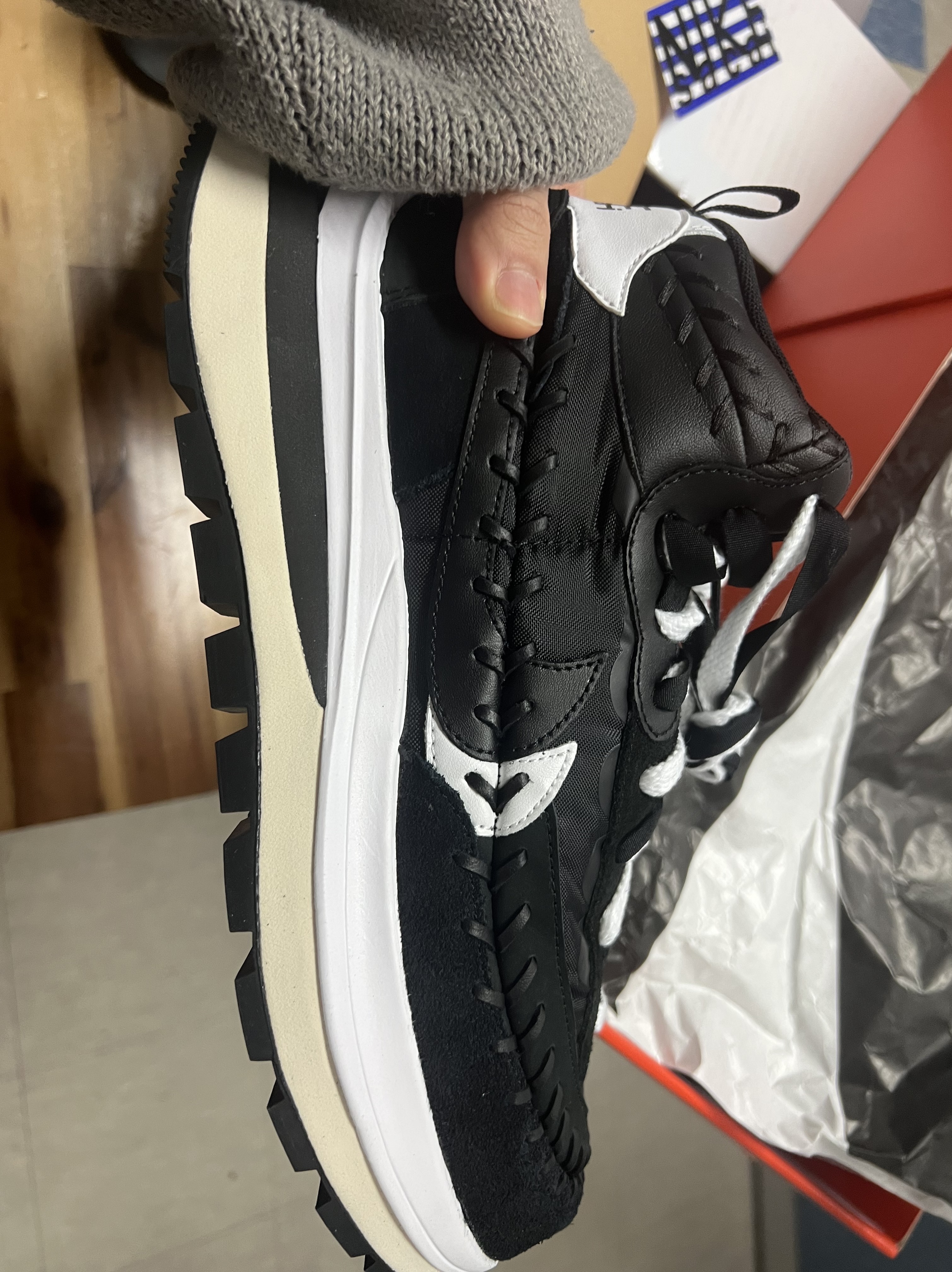 Nike x Sacai x Jean Paul Gaultier VaporWaffle Black White 착용 스타일 - 2