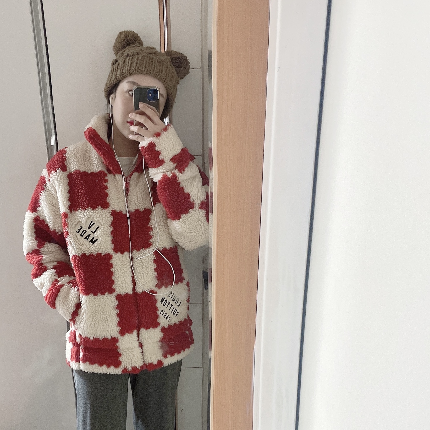 Louis Vuitton x Nigo Jacquard Damier Fleece Blouson Garnet Red 착용 스타일 - 1