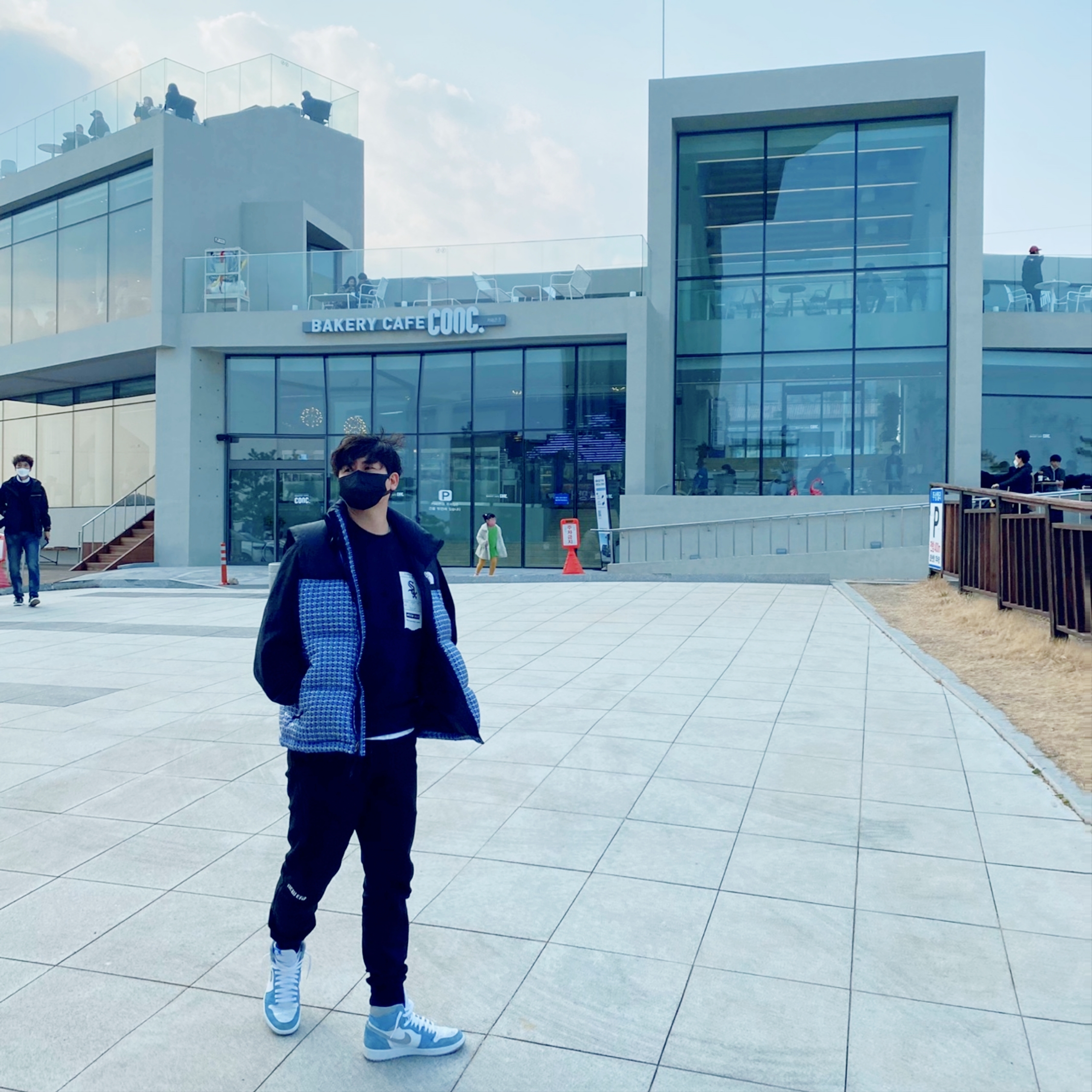 Jordan 1 Retro High OG Hyper Royal, Supreme x The North Face Studded Nuptse Vest Royal - 21SS 착용 스타일