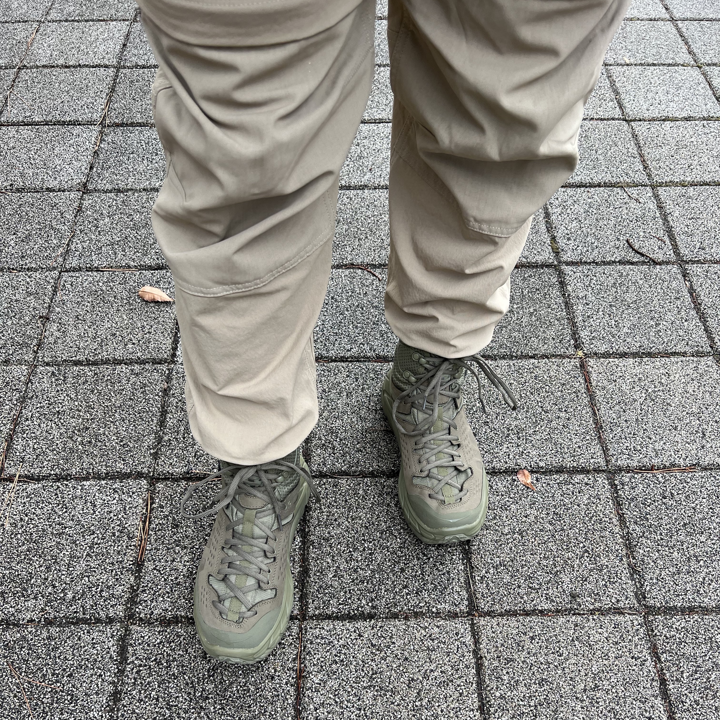 Hoka Tor Ultra Hi 2 WP Burnt Olive, Nike ACG Smith Summit Pants Khaki - Asia 착용 스타일