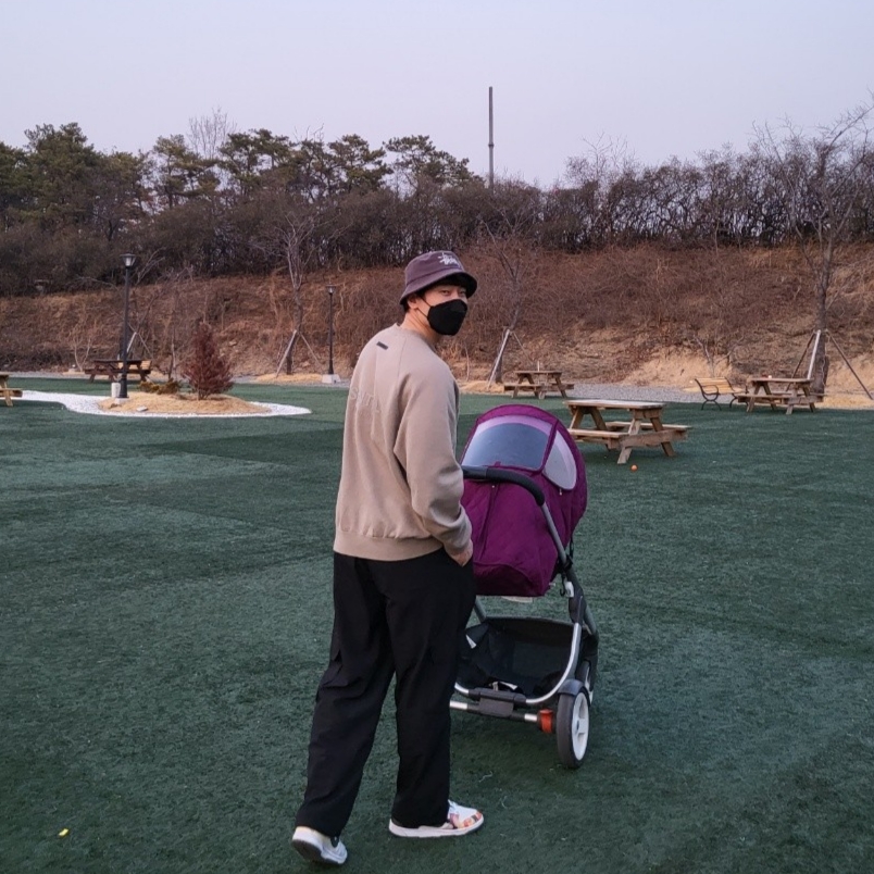 Stussy Fuzzy Wool Basic Bucket Hat Black, Essentials Pull-Over Crewneck Sweatshirt Moss - 21SS 착용 스타일 - 1