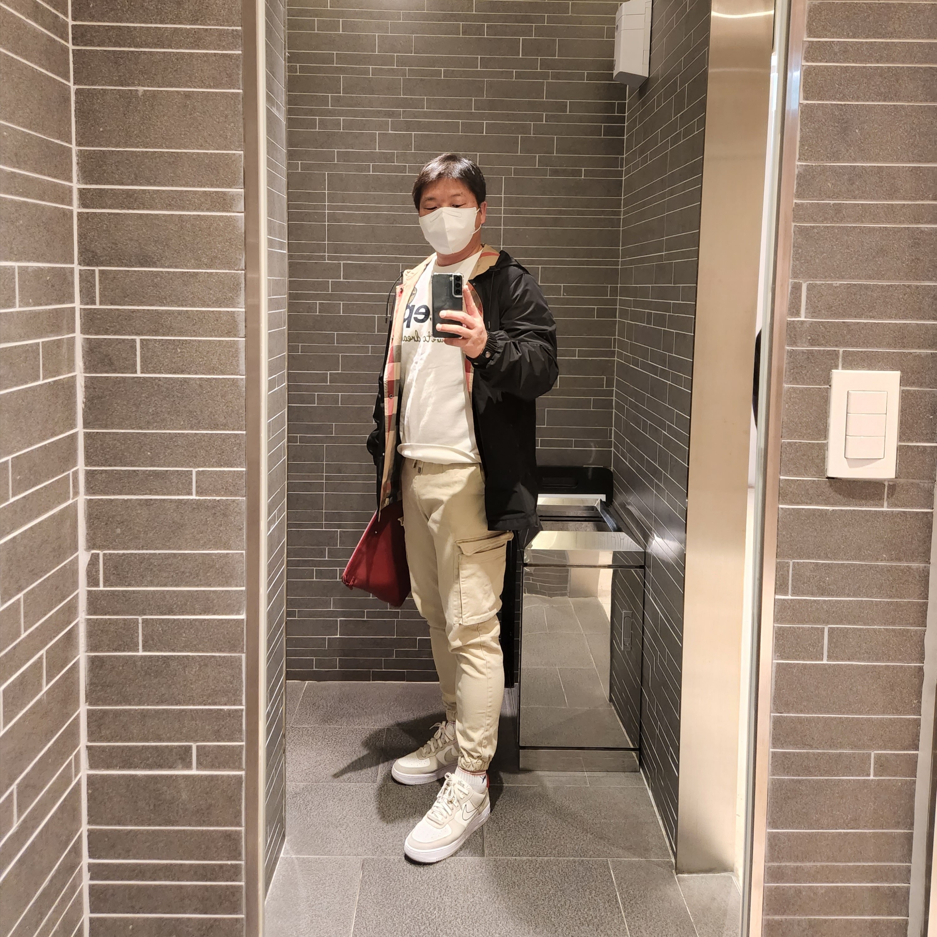 Nike Air Force 1 '07 SE First Use Light Stone 착용 스타일 - 1