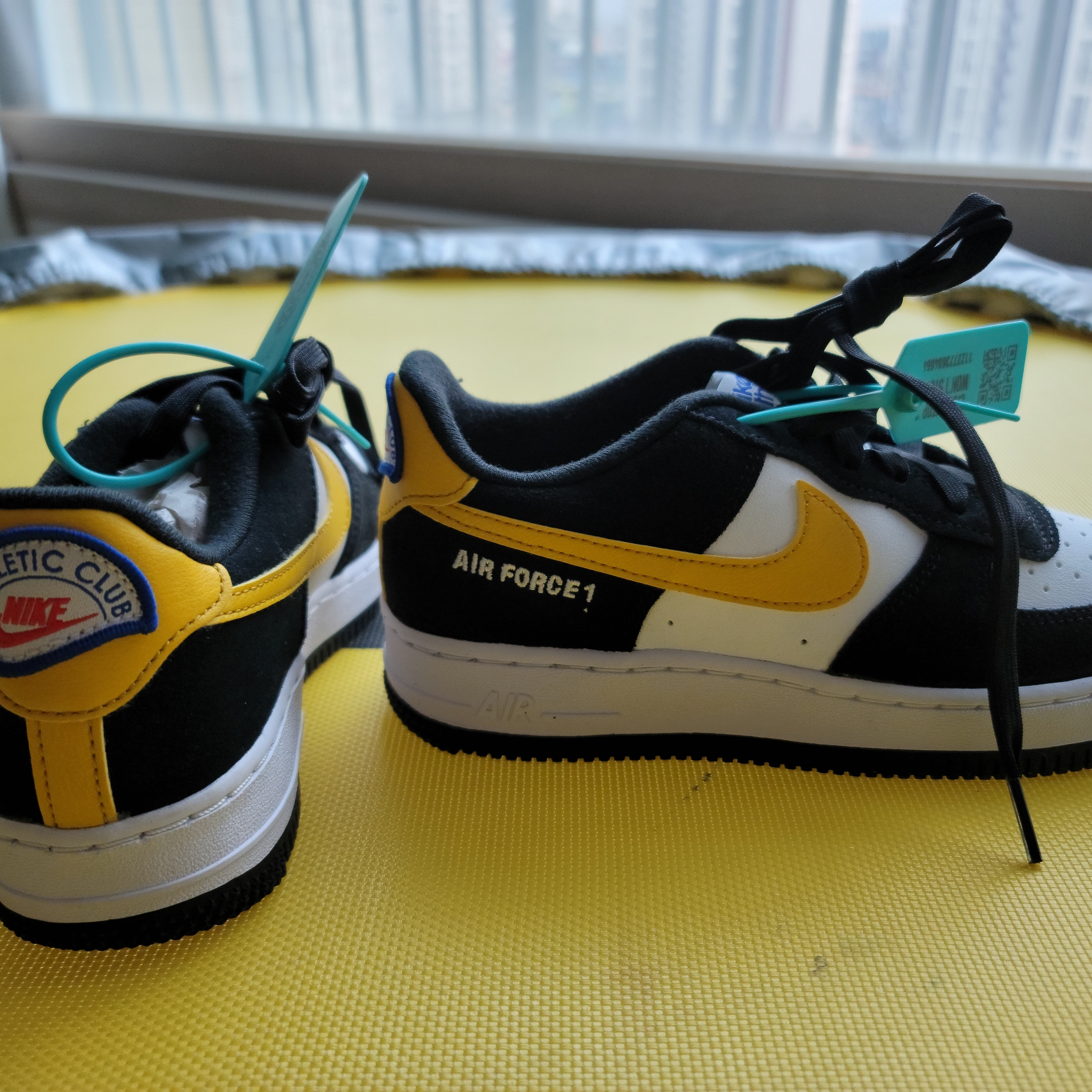 (GS) Nike Air Force 1 LV8 Athletic Club Black Dark Sulfur 착용 스타일 - 2