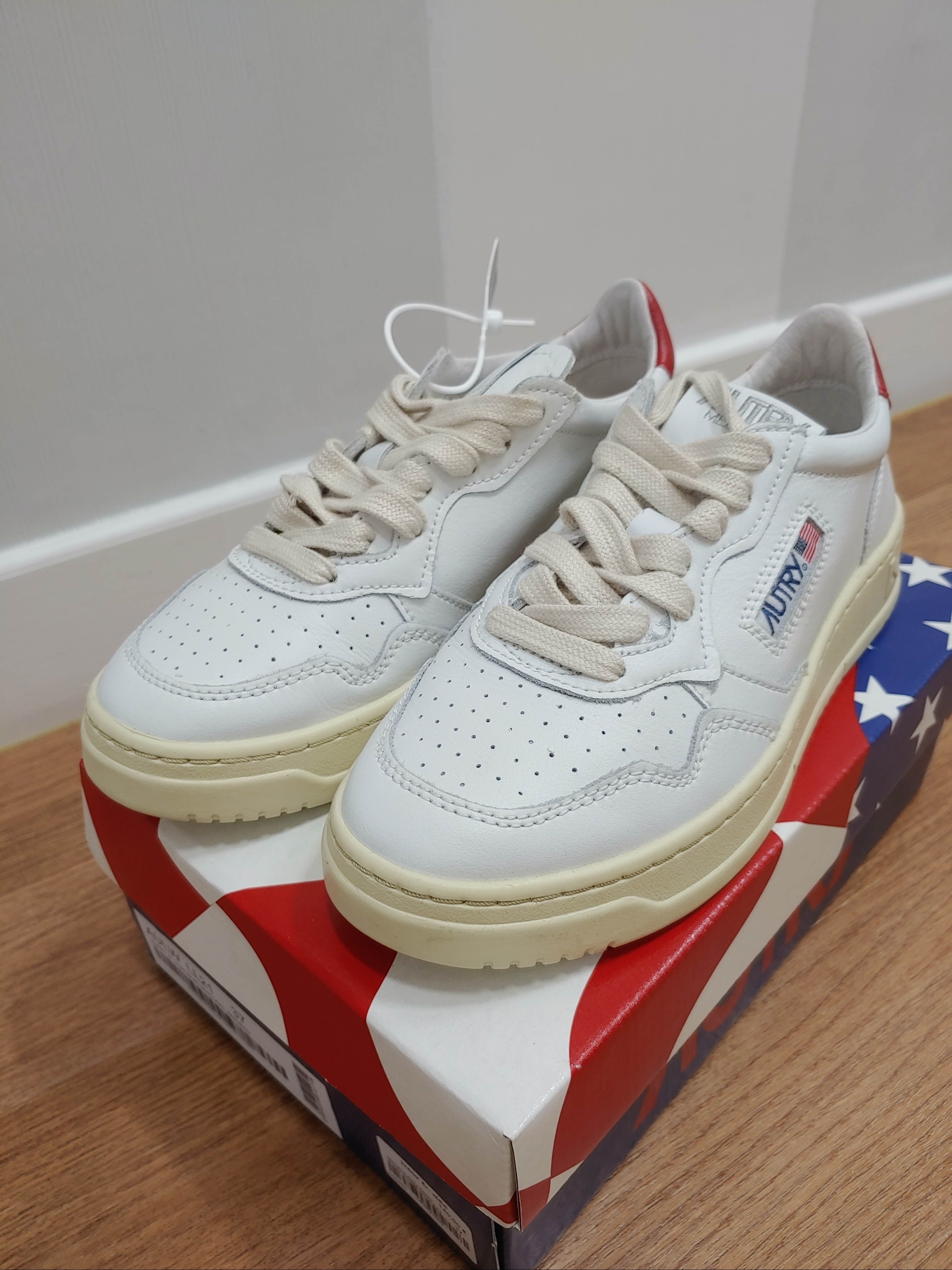(W) Autry Medalist Low Leather Sneakers White Red 착용 스타일 - 2
