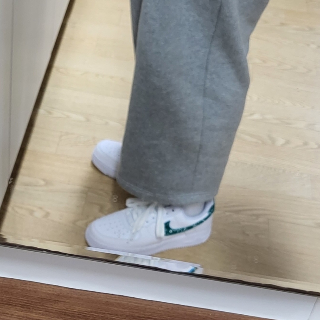 (W) Nike Air Force 1 '07 Essential Paisley Swoosh White Malachite 착용 스타일 - 2