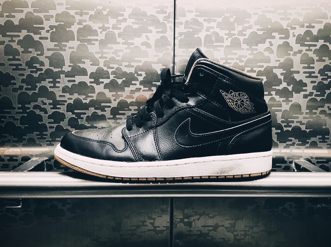 Jordan 1 Mid Black Metallic Gold 착용 스타일