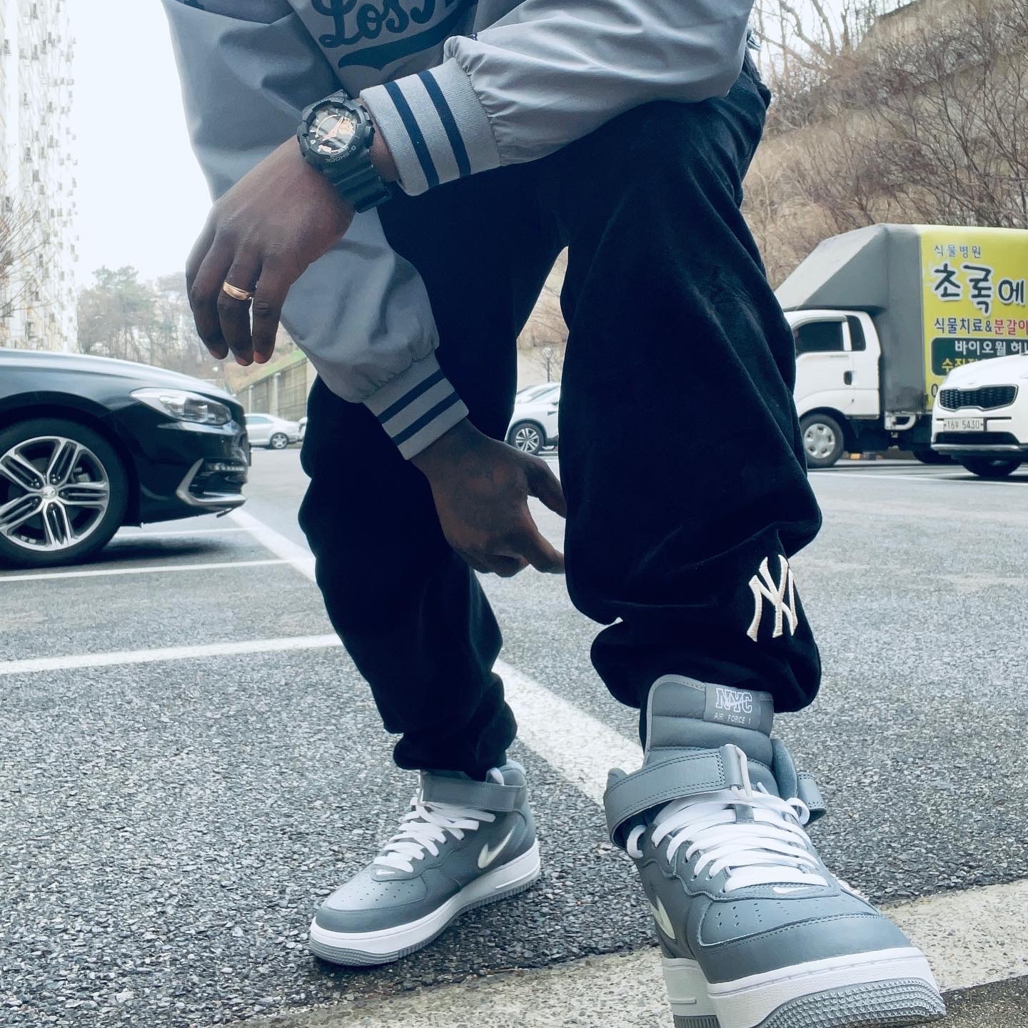 Nike Air Force 1 Mid QS NYC Cool Grey 착용 스타일 - 2