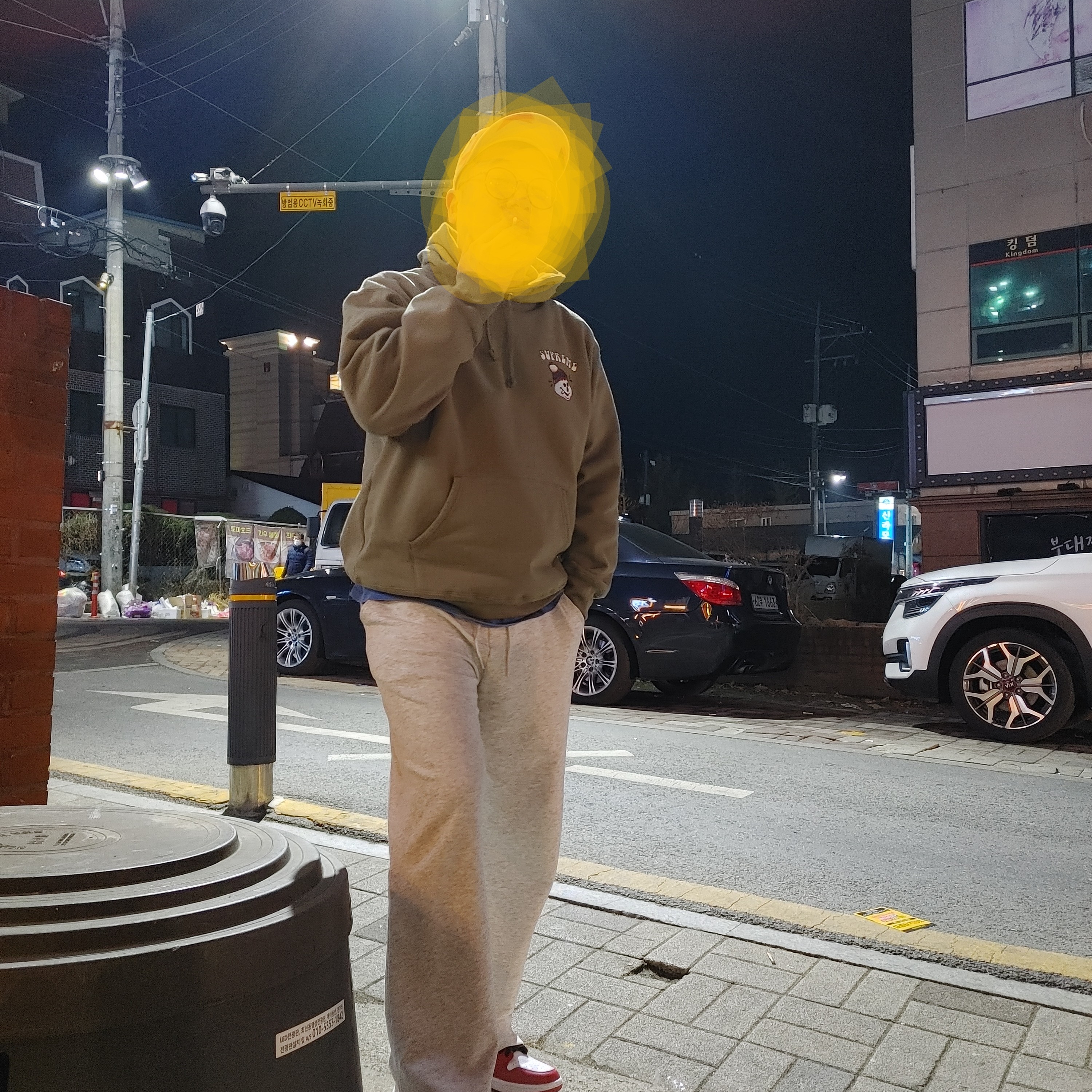 Supreme Snowman Hooded Sweatshirt Light Olive - 21FW, Stussy Painter Dyed T-Shirt Blue 착용 스타일 - 1