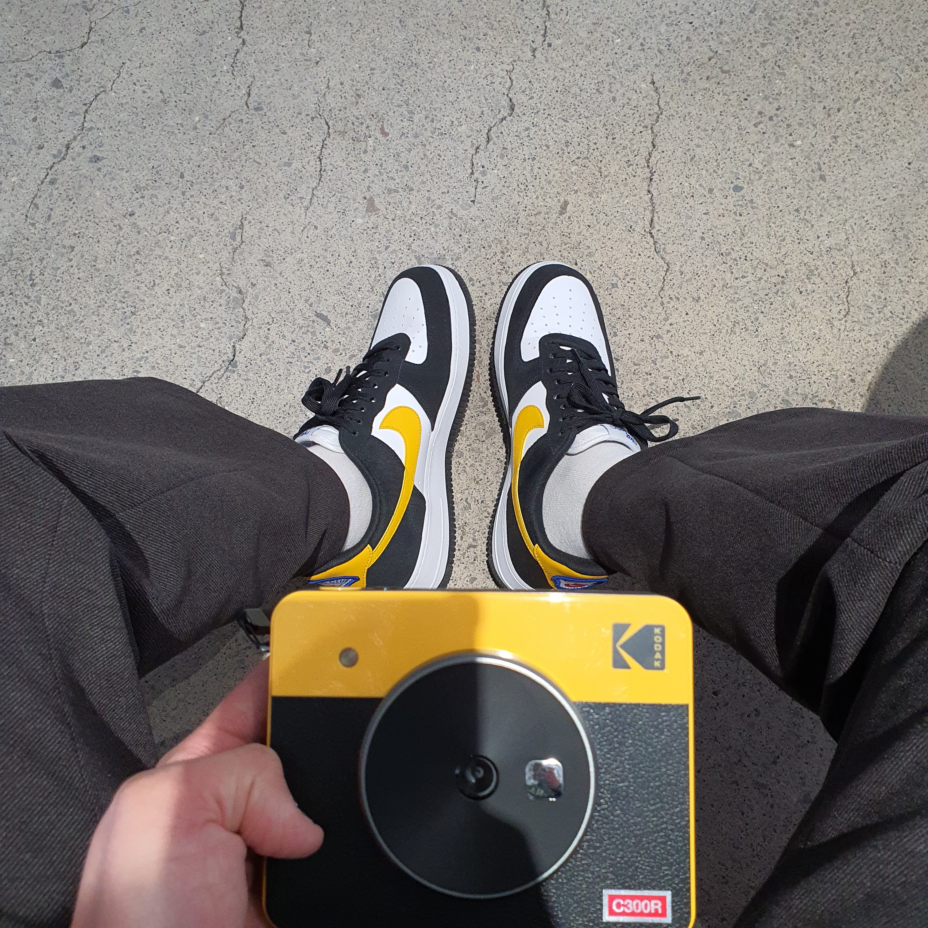 Nike Air Force 1 '07 LV8 Athletic Club Black Dark Sulfur 착용 스타일 - 2