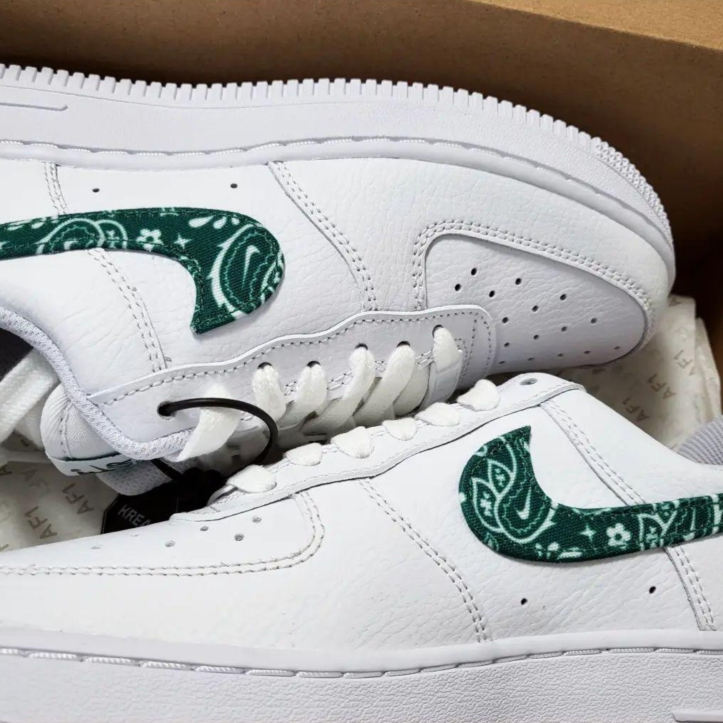 (W) Nike Air Force 1 '07 Essential Paisley Swoosh White Malachite 착용 스타일 - 1
