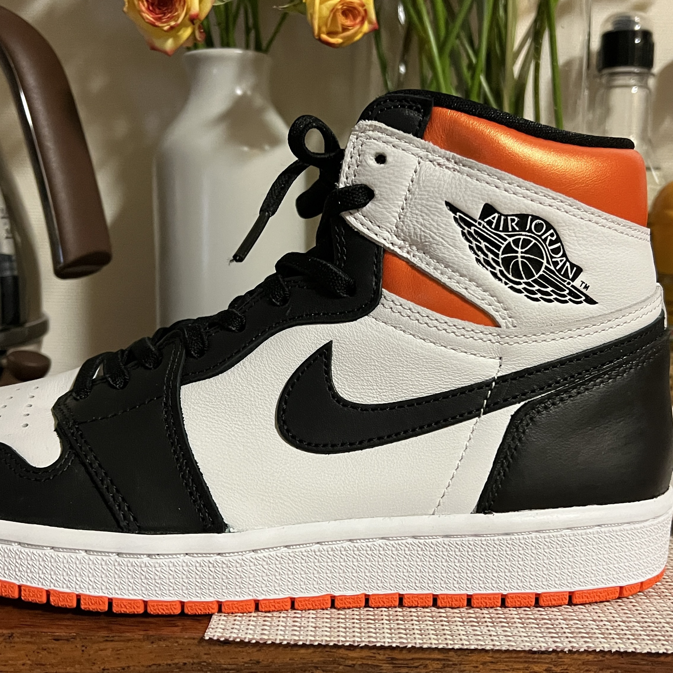 Jordan 1 Retro High OG Electro Orange 착용 스타일 - 2