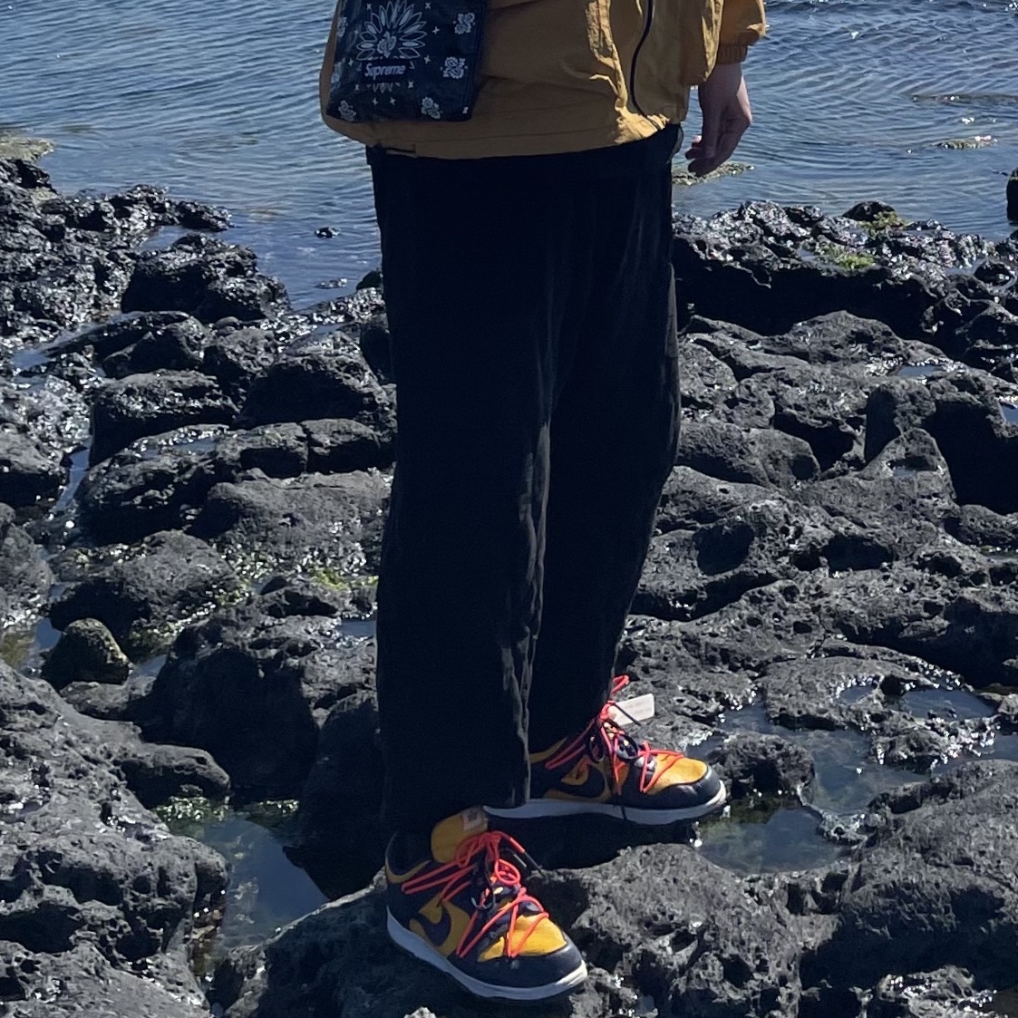 Supreme Bandana Tarp Side Bag Black - 21SS, Nike x Off-White Dunk Low University Gold Midnight Navy 착용 스타일