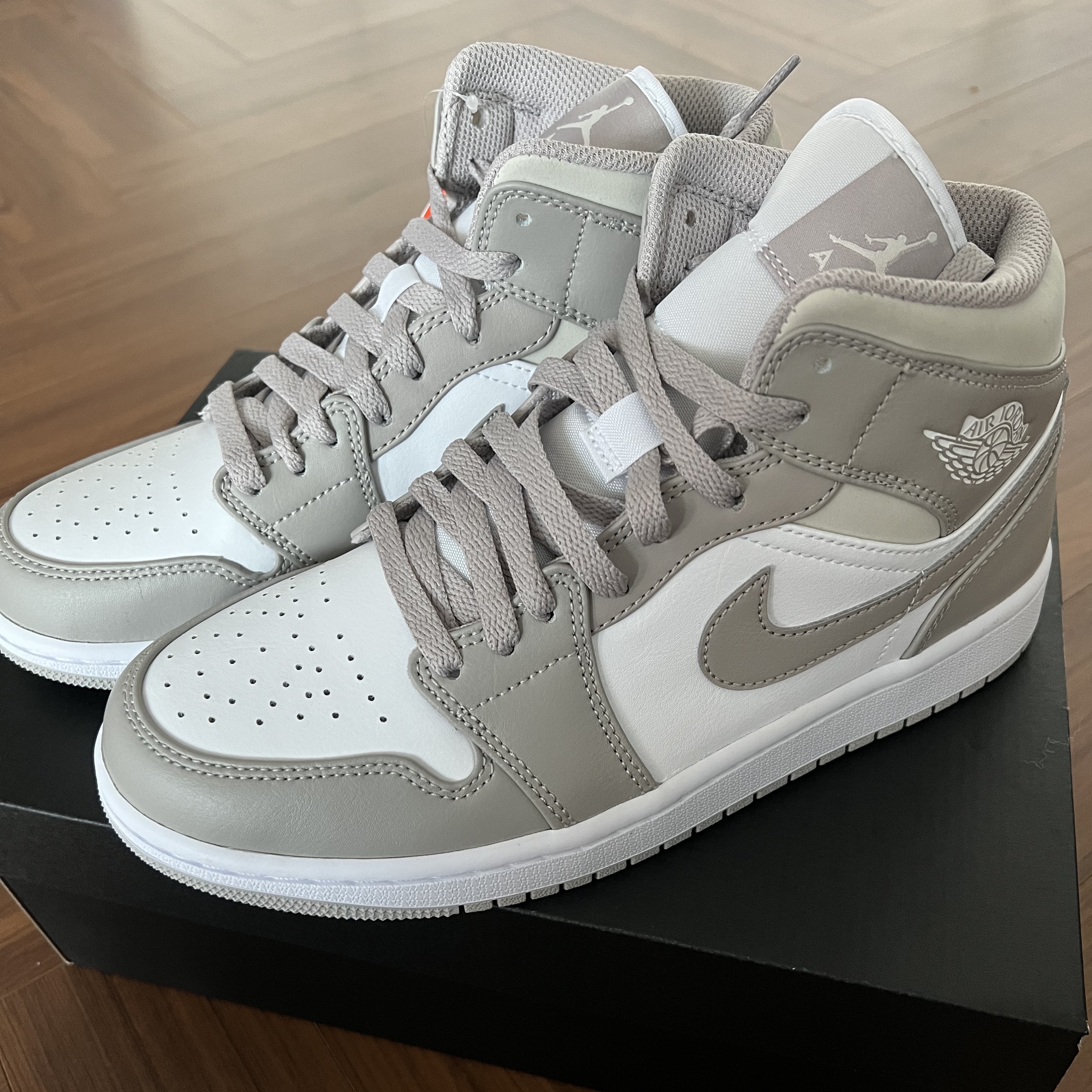Jordan 1 Mid College Grey 착용 스타일 - 1