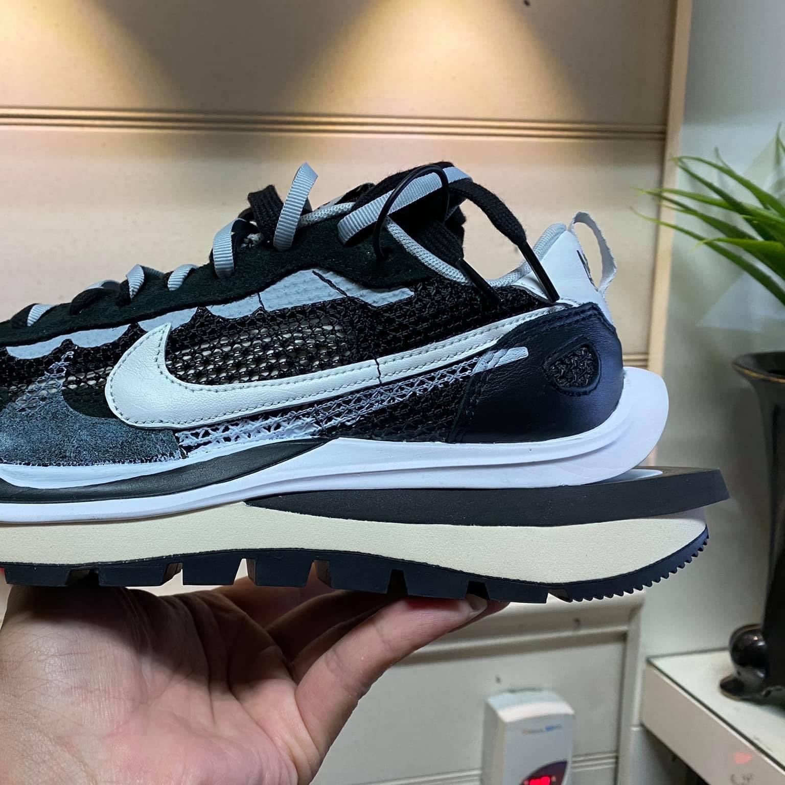 Nike x Sacai VaporWaffle Black White 착용 스타일 - 2