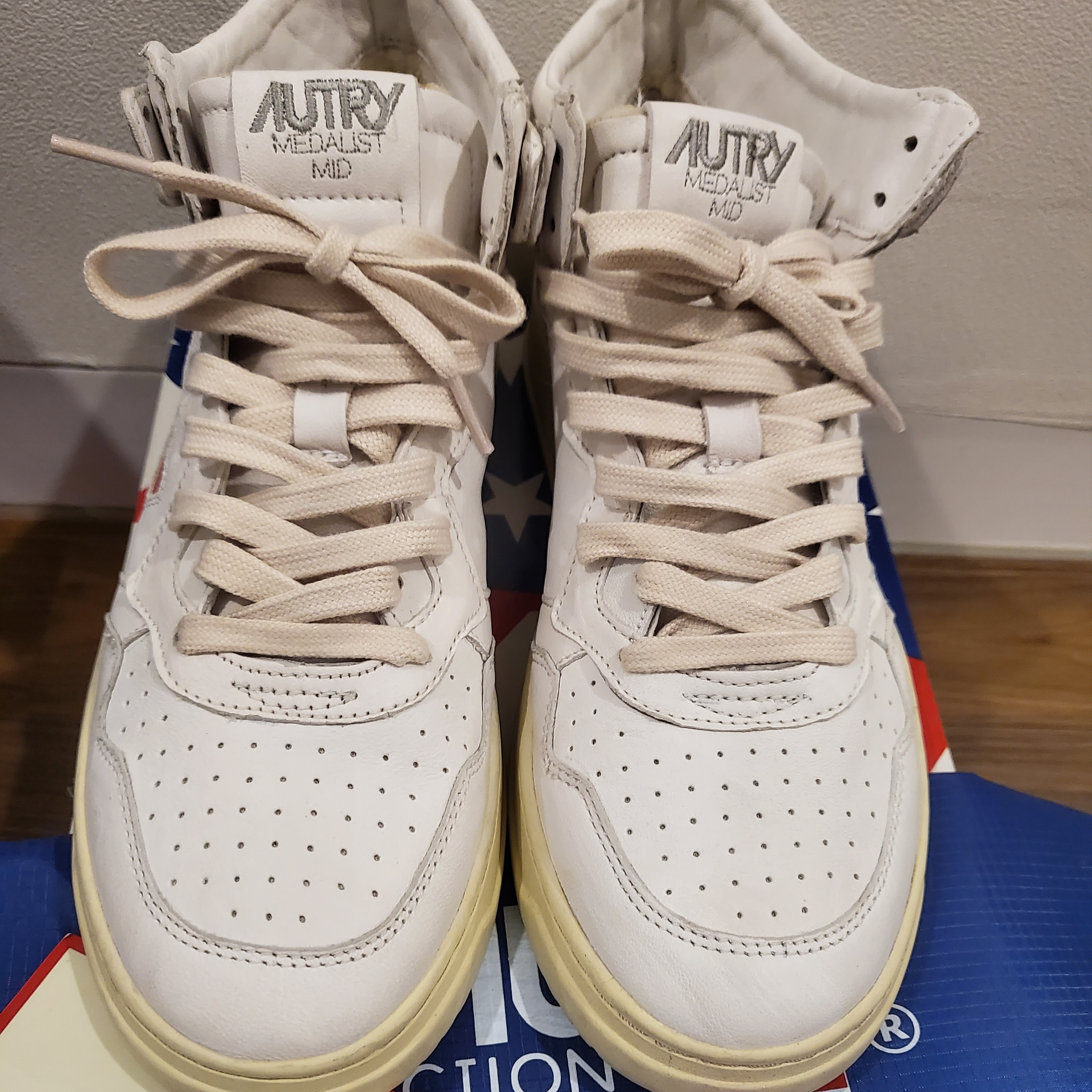 Autry Medalist Mid Goatskin Sneakers White 착용 스타일 - 2