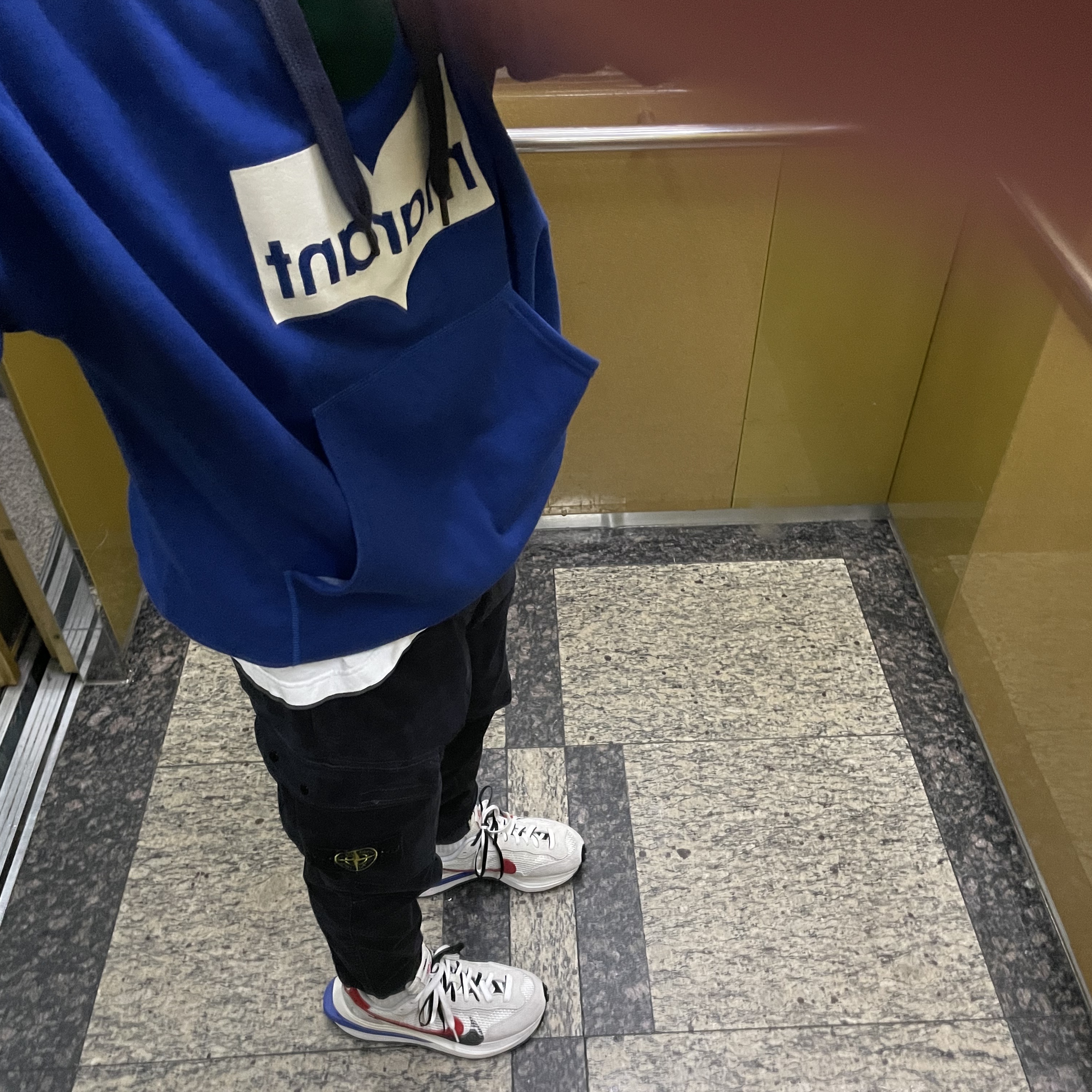Nike x Sacai VaporWaffle Royal Fuchsia, Stone Island 313L1 Old Dye Treatment Cargo Pants Black - 21FW 착용 스타일 - 1