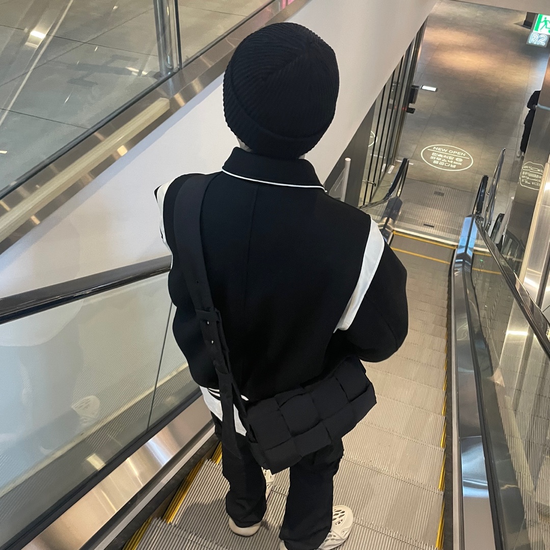 Bottega Veneta Padded Tech Cassette Black, Adidas Yeezy Foam RNNR Sand 착용 스타일