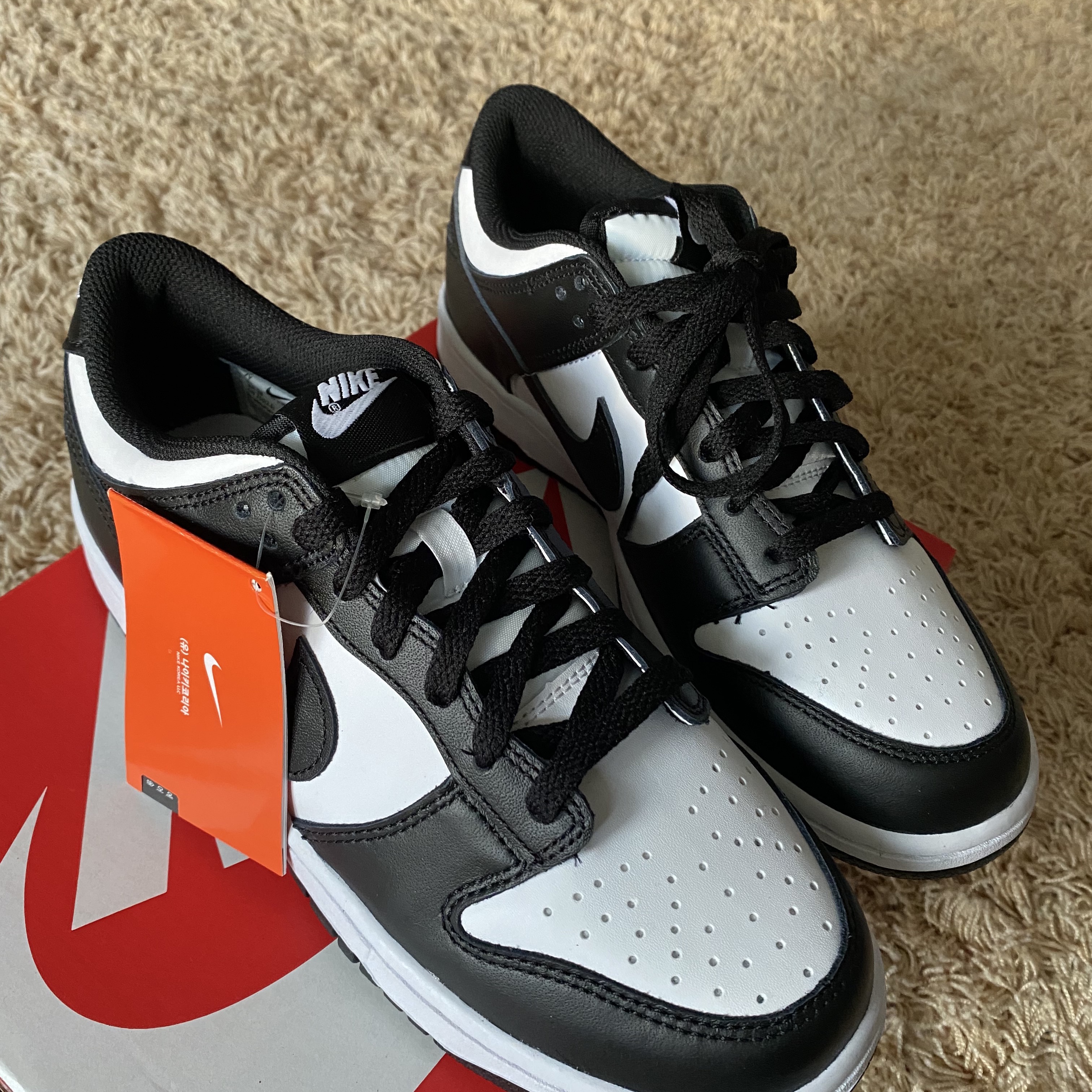 (GS) Nike Dunk Low Black 착용 스타일