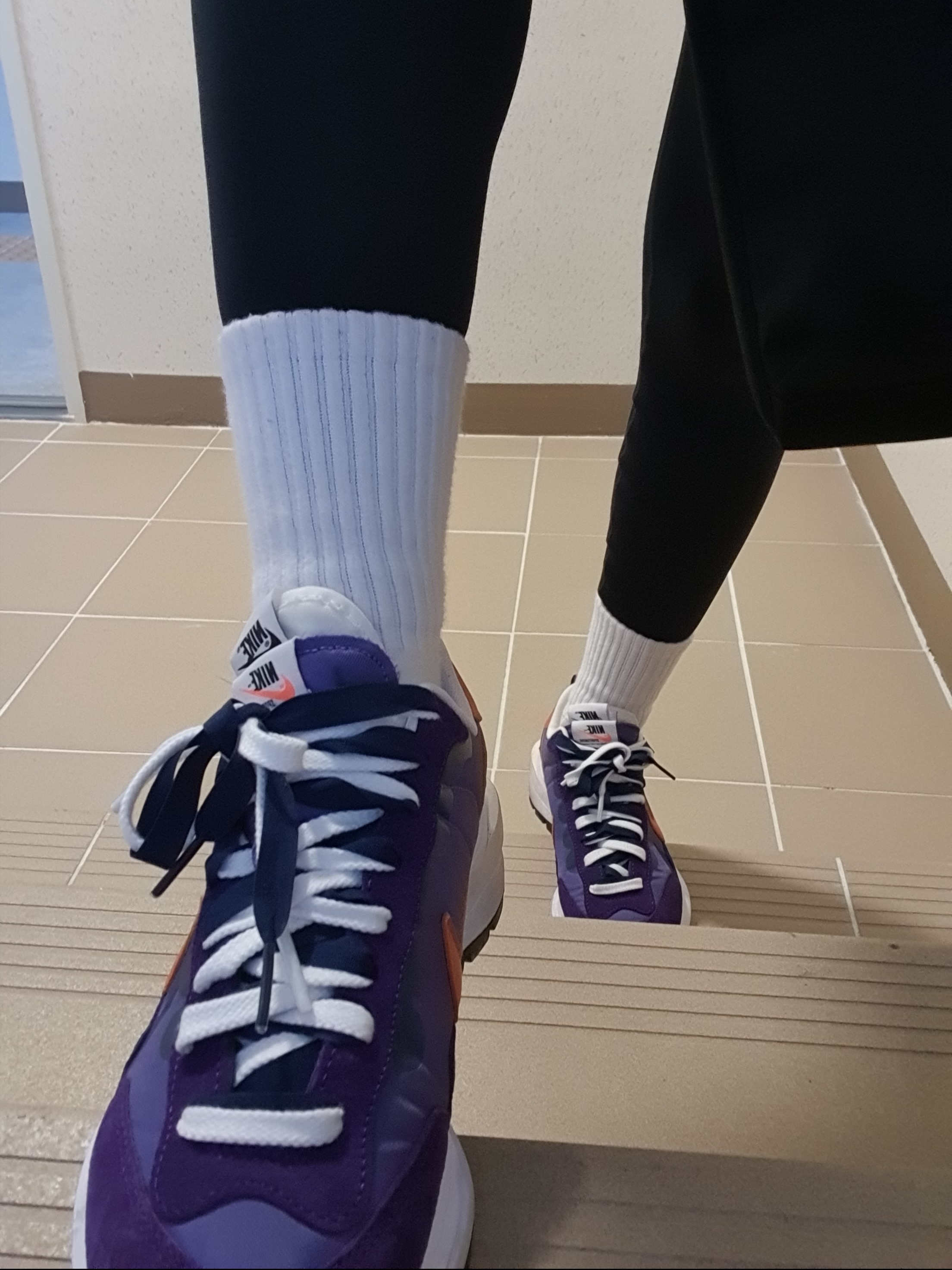 Nike x Sacai VaporWaffle Dark Iris 착용 스타일 - 2