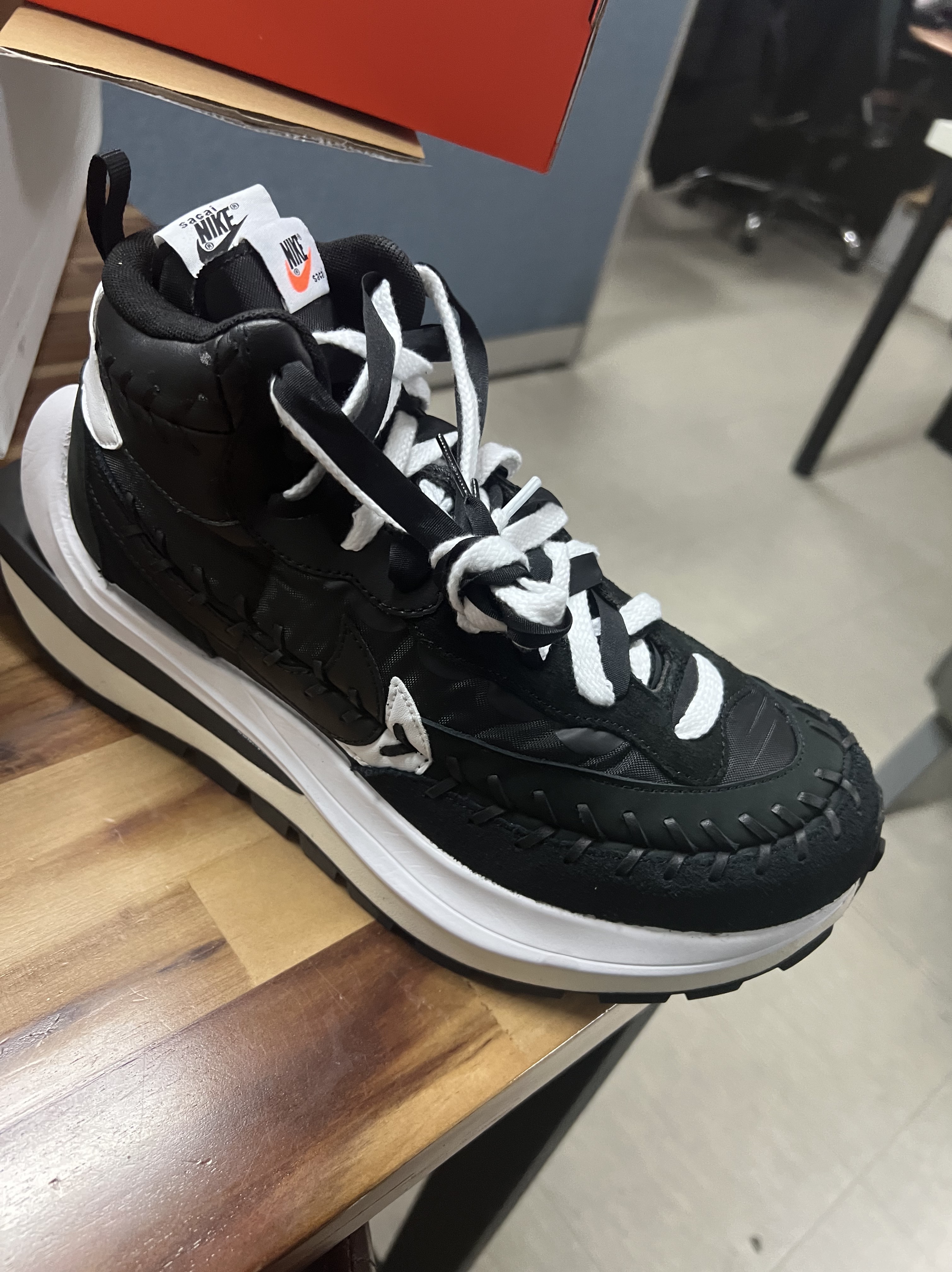 Nike x Sacai x Jean Paul Gaultier VaporWaffle Black White 착용 스타일 - 5