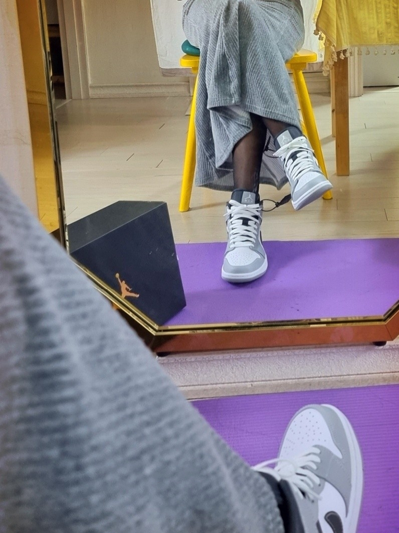 Jordan 1 Mid Light Smoke Grey Anthracite 착용 스타일 - 3