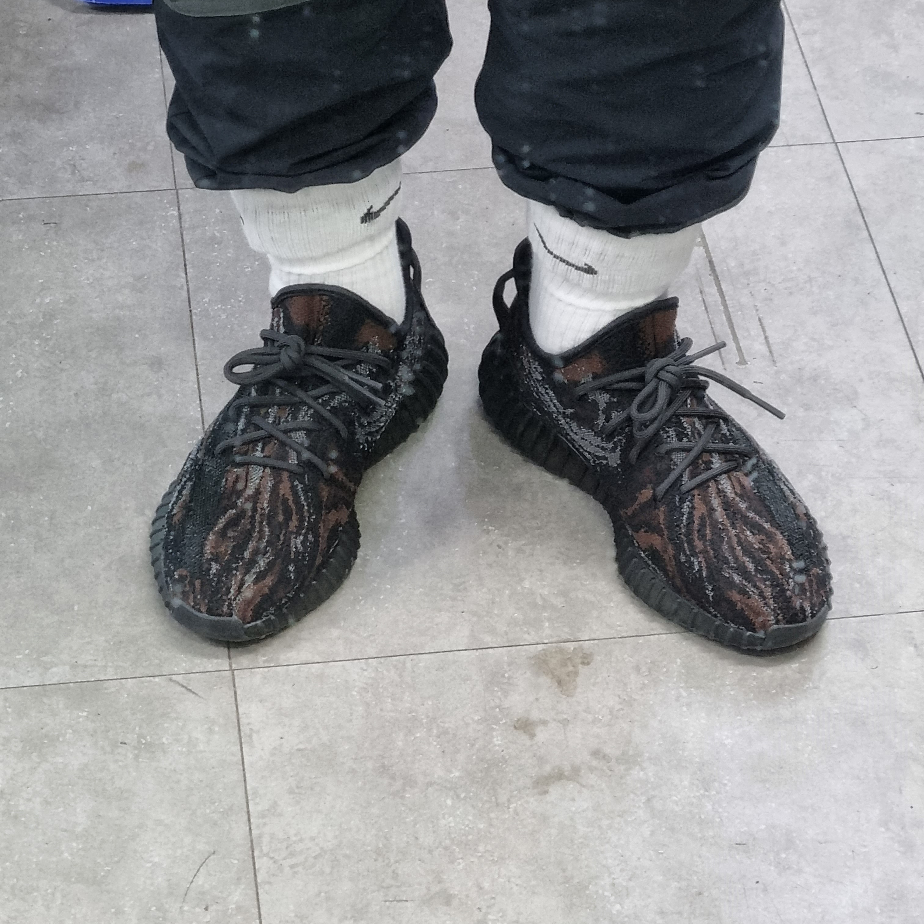 Adidas Yeezy Boost 350 V2 MX Rock 착용 스타일