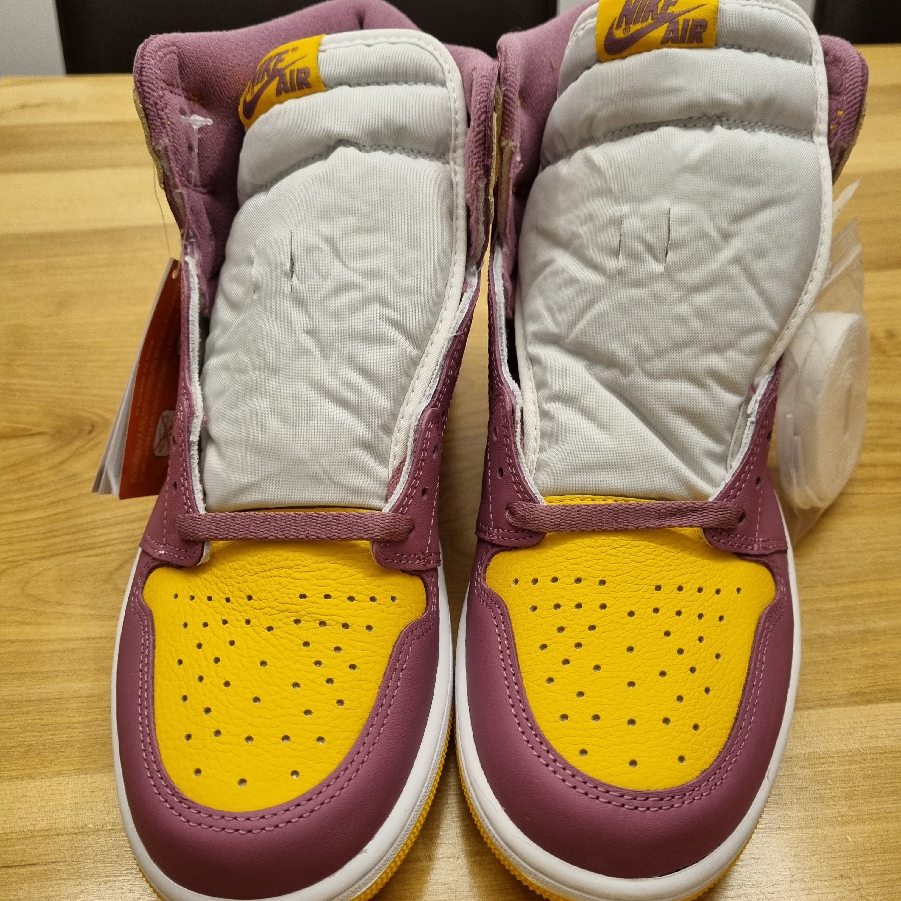 Jordan 1 Retro High OG University Gold Light Bordeaux 착용 스타일 - 1