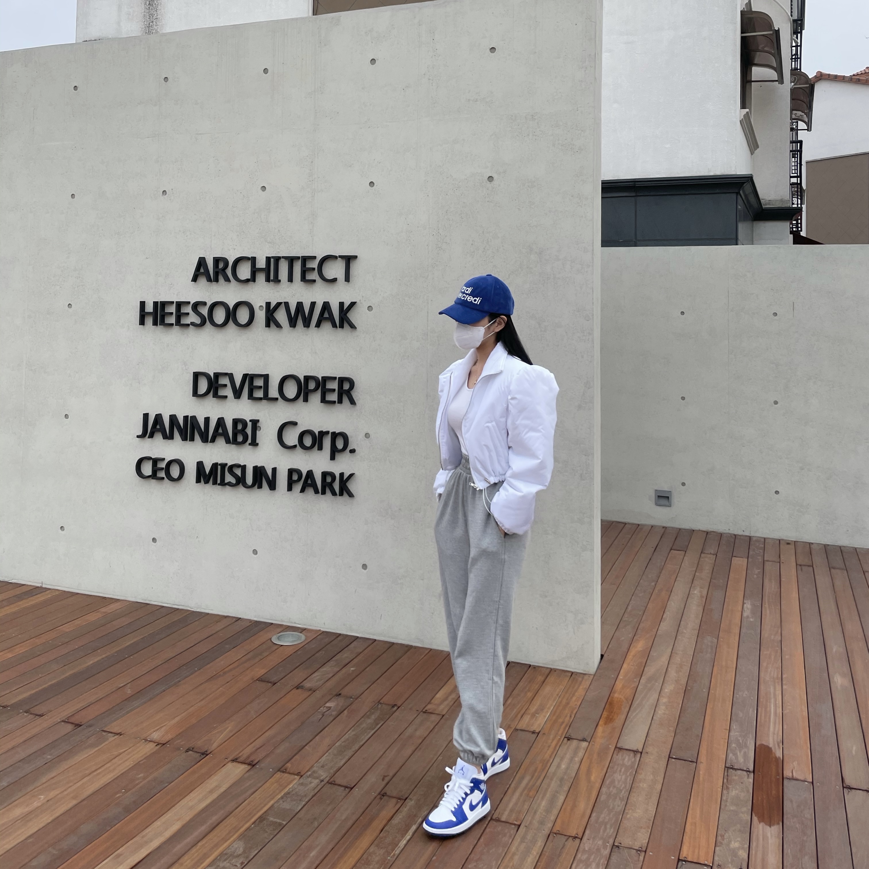 (W) Jordan 1 Mid White Hyper Royal 착용 스타일 - 3