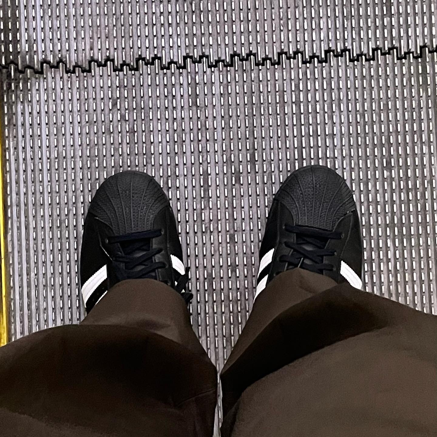 Adidas Superstar Core Black White 착용 스타일