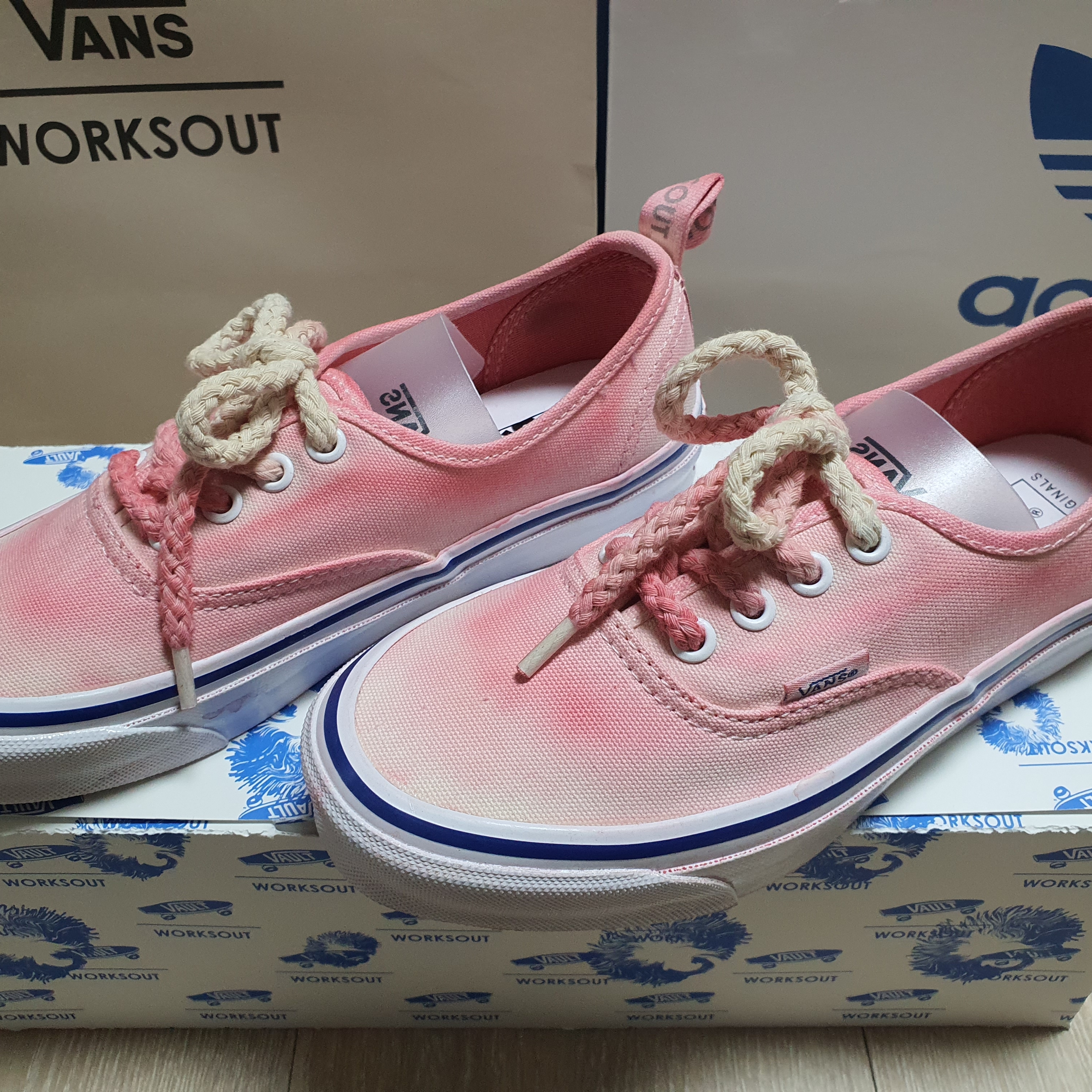 Vans Vault x Worksout OG Authentic LX Red 착용 스타일 - 3
