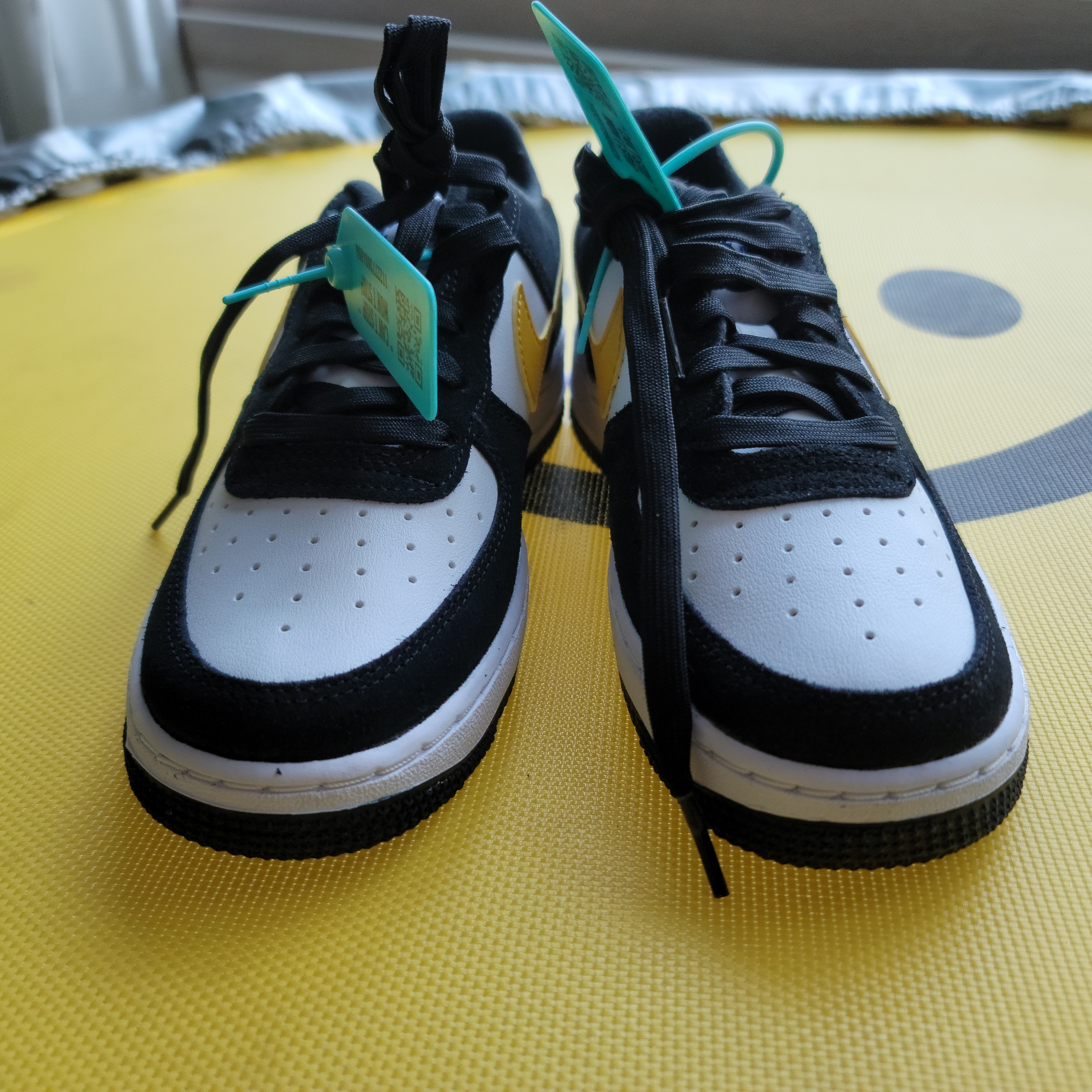 (GS) Nike Air Force 1 LV8 Athletic Club Black Dark Sulfur 착용 스타일 - 1