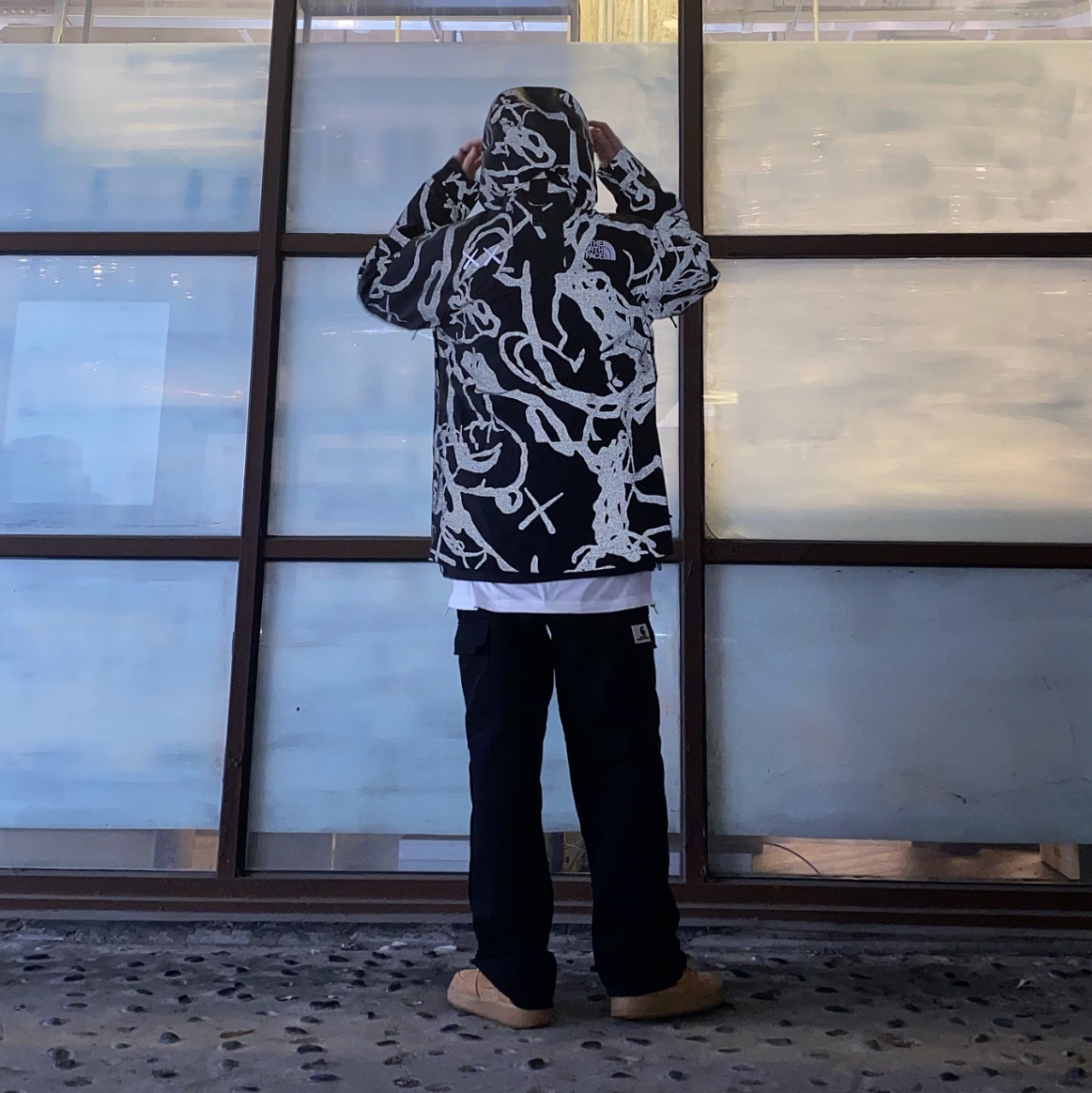 The North Face x Kaws Freeride Jacket Black Dragline Print, Nike x Supreme Air Force 1 Low Flax 착용 스타일 - 2