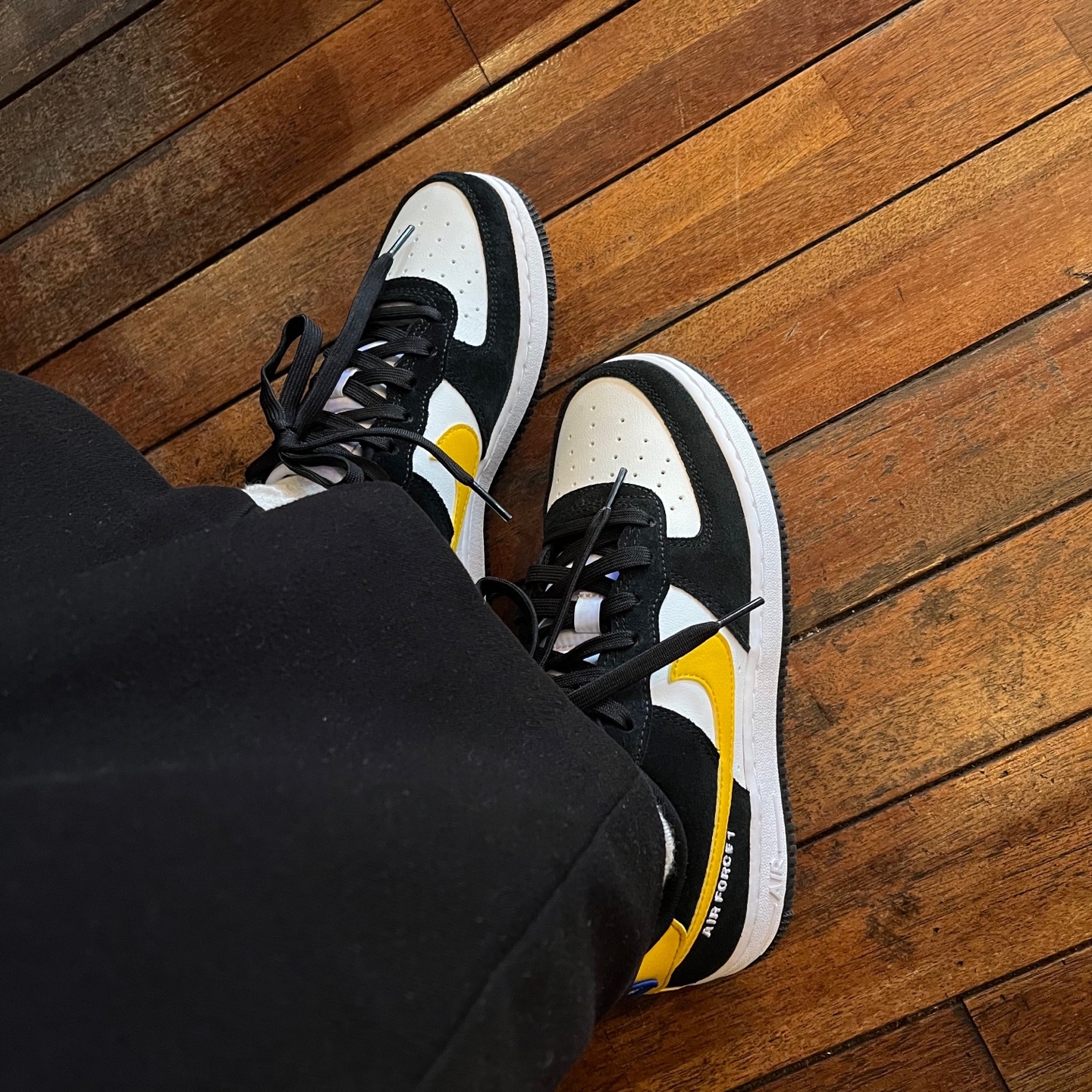 (GS) Nike Air Force 1 LV8 Athletic Club Black Dark Sulfur 착용 스타일