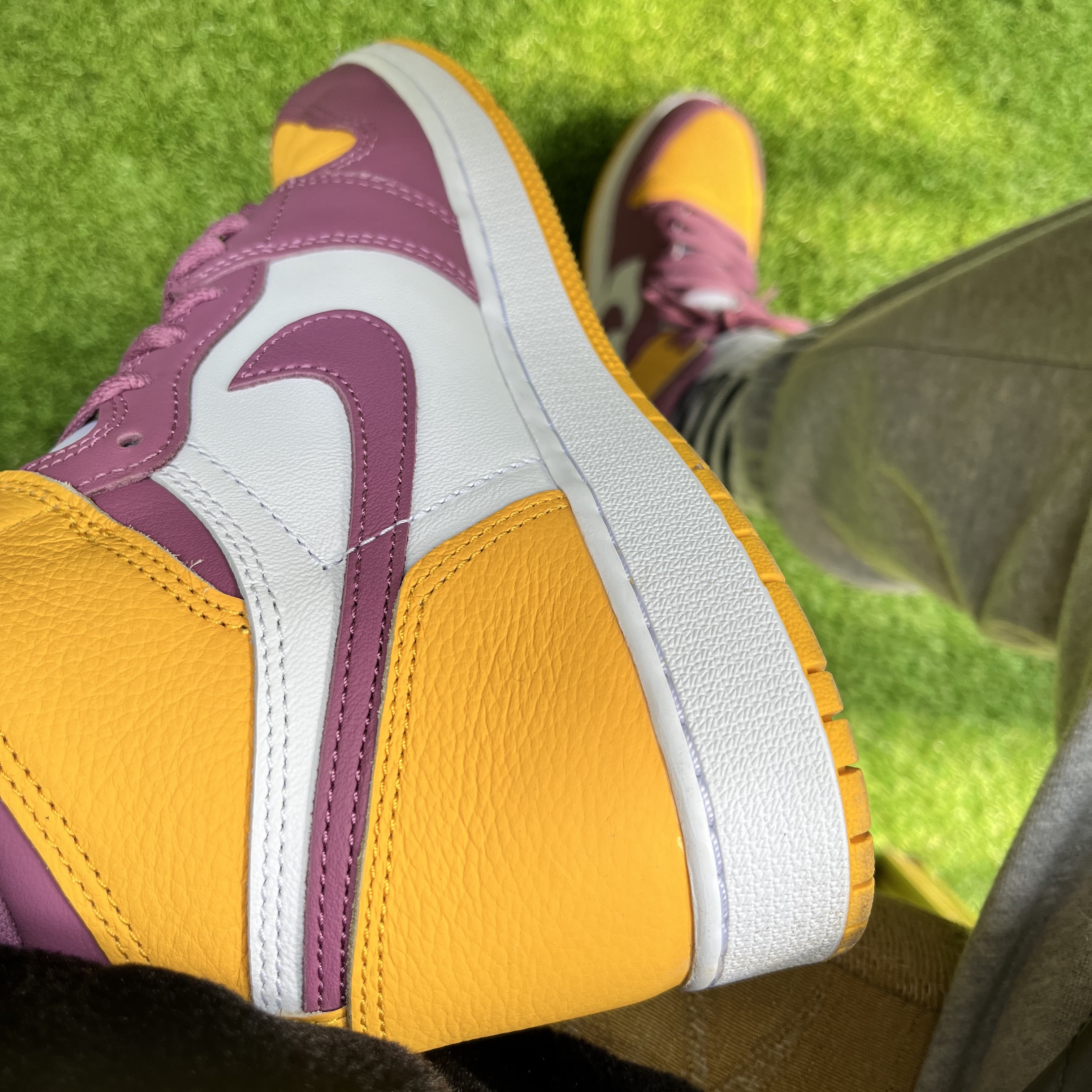 Jordan 1 Retro High OG University Gold Light Bordeaux 착용 스타일 - 1