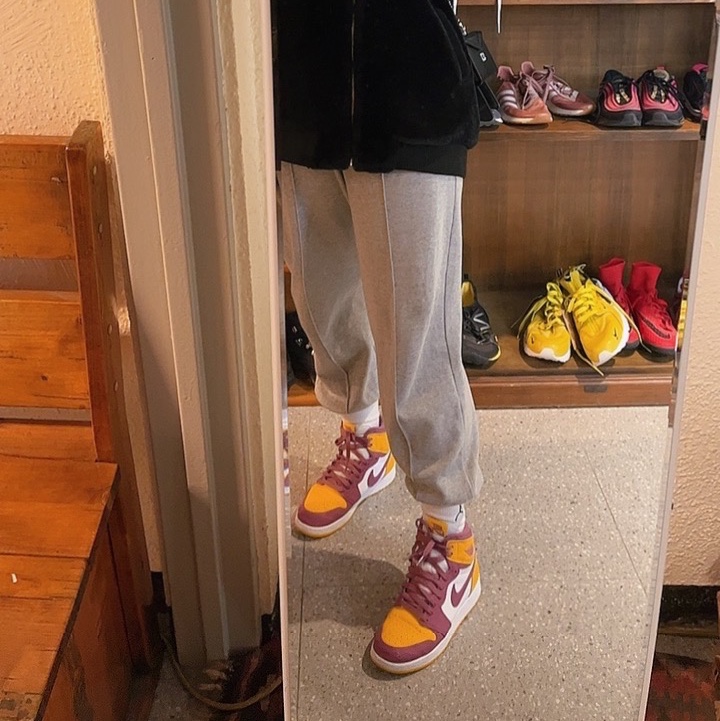 Jordan 1 Retro High OG University Gold Light Bordeaux 착용 스타일 - 2