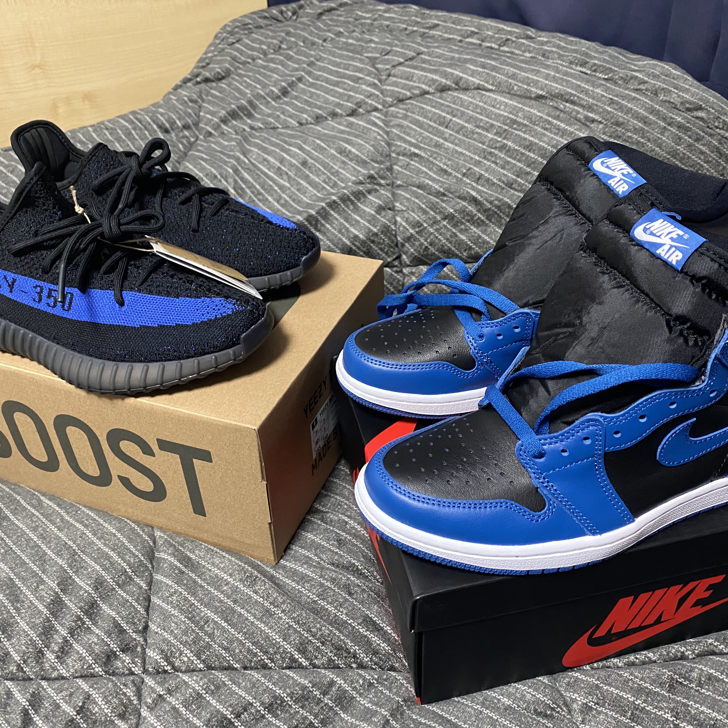 Adidas Yeezy Boost 350 V2 Dazzling Blue, Jordan 1 Retro High OG Dark Marina Blue 착용 스타일