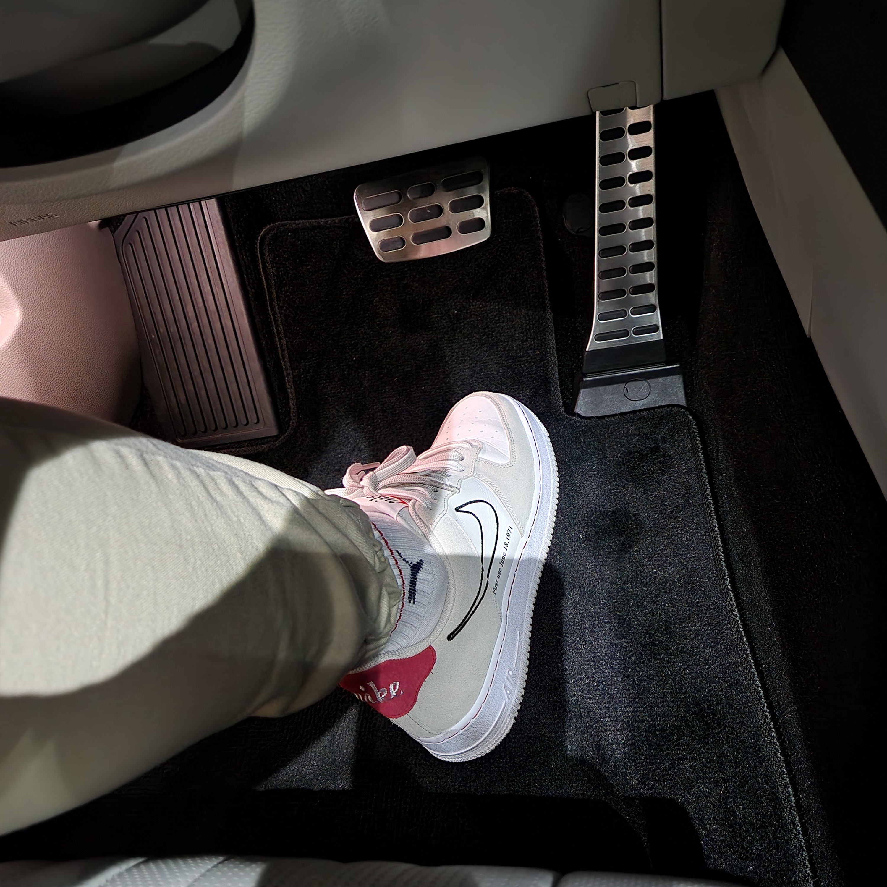 Nike Air Force 1 '07 SE First Use Light Stone 착용 스타일 - 2